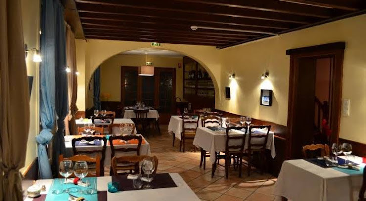 L' ensemble est aujourd' hui proposé clés en main sans rachat nécessaire de fonds de commerce ( un rachat des murs est possible à l' avenir)nous recherchons une personne ou un couple motivé pour rallumer les fourneaux de ce restaurant traditionnel.