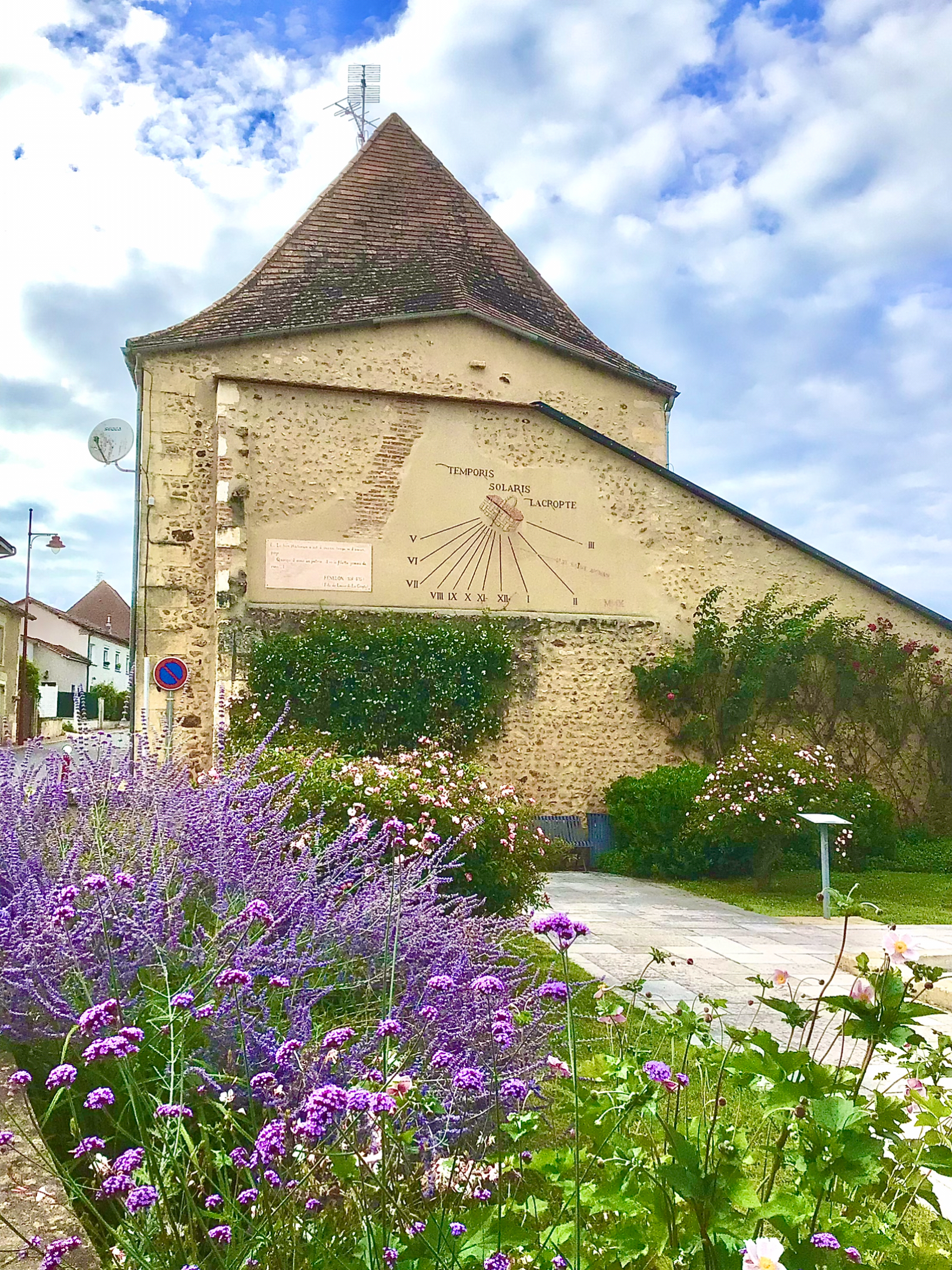 L’agglomération du Grand Périgueux recherche un professionnel de la restauration, pour son bar-restaurant de Lacropte (24380). 

Le village de Lacropte (petit village de 700 habitants) est un village typique du Périgord, situé entre Périgueux et les Eyzies/ Sarlat -hauts lieux touristiques en Dordogne.  

L’établissement se trouve au centre du village face à une boulangerie et à côté de la Mairie.  

Capacité de l’établissement :  
- Bar pouvant accueillir une dizaine de personnes assises 
- Partie restaurant : Capacité de 60 couverts environ avec une terrasse accueillante, vue sur la campagne, d’une capacité de 20 couverts supplémentaire pour l’été. 

A l’étage, appartement 3 chambres, grande pièce, salle d’eau, WC 
 
Potentiel de clientèle important : habitants du secteur, saisonniers (Pays de la Fraise), touristes. 

Bail commercial avec loyer mensuel de 600€ TTC. 
Investissements en matériel à prévoir

Idéal pour un couple – Solide expérience en cuisine demandée.