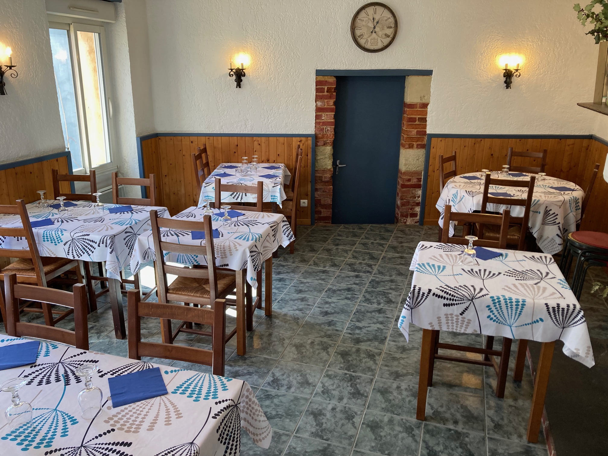 A céder cause départ en retraite PIZZERIA SUR PLACE ET A EMPORTER
Existant depuis plus de 30 ans, avec fort potentiel de développement sur une commune landaise au cœur de la Chalosse (4800 habitants).
L’outil de travail est très bien entretenu : four à pizza au feu de bois neuf, électricité refaite, local aux normes PMR permettant d’accueillir une clientèle variée.
Idéalement implantée à l’entrée du centre-ville, avec parking attenant, cette affaire familiale devrait séduire un couple ambitieux et travailleur.
Les deux salles respectivement de 35 et 25 couverts pourront être exploitées en vue d’un développement du chiffre d'affaires. 
La surface totale du local est de 220m² (2 salles, cuisine, chambre froide, patio, buanderie, réserve, abri pour le bois, espace de rangement).
CA 2024 : 149 000€
Effectif 2024 : 2 personnes

MONTANTS A NEGOCIER
Loyer : 800€/mois 
Prix de vente du fonds de commerce : 75.000€
Possibilité d'achat des murs (rdc + 1 étage)