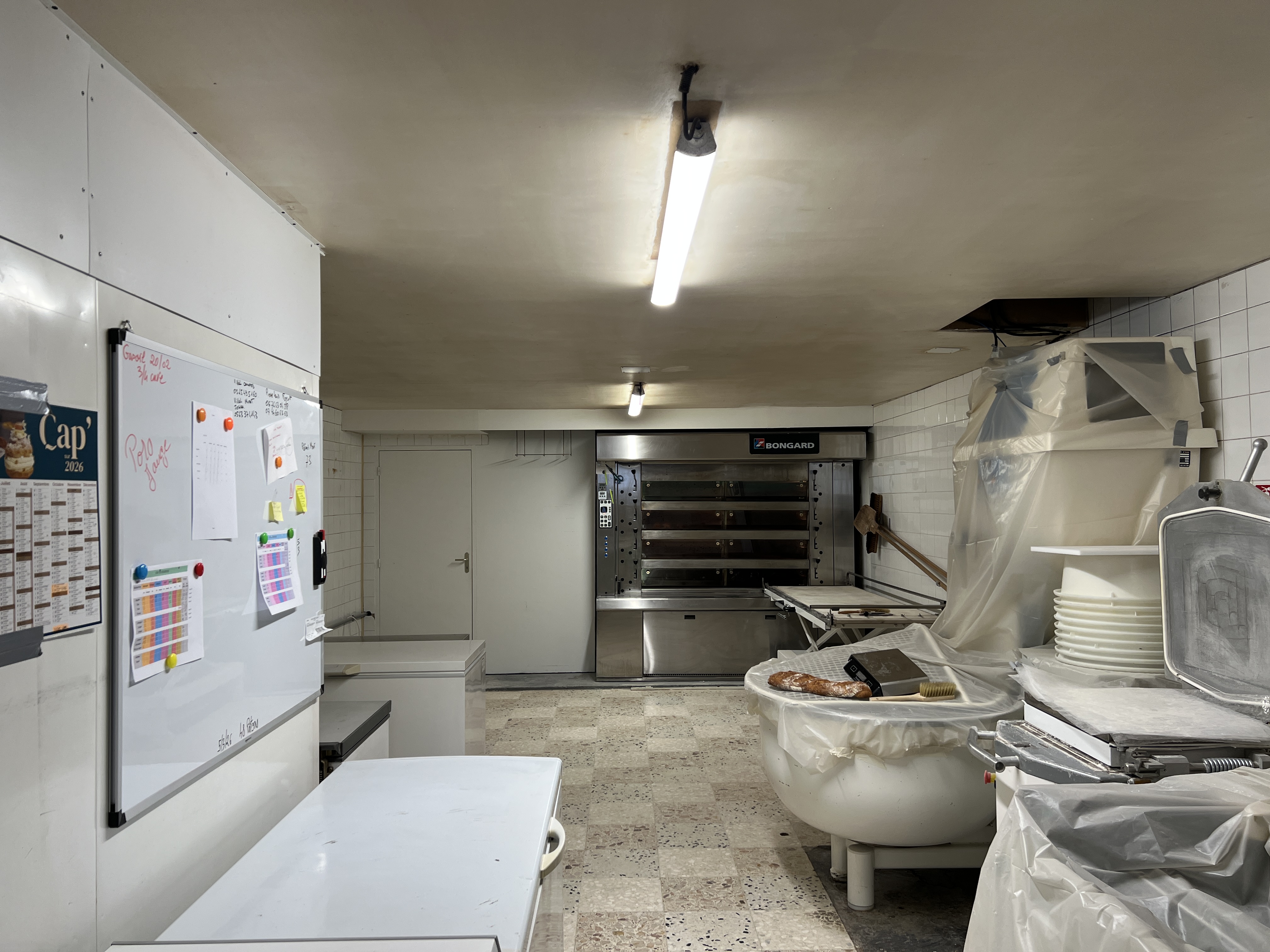 Une installation clé en main :
Le local l’Epi du Dourdou est au cœur de la vie locale à Brusque.
Après le départ à la retraite de l’ancien boulanger non remplacé, l’association Maison pour Tous s’est mobilisée pour maintenir ce service indispensable au village.
Aujourd’hui, nous cherchons un(e) professionnel(le) — artisan boulanger, porteur de projet motivé ou exploitant Terminal de cuisson — prêt à redonner vie durablement à ce commerce essentiel.

Un projet solide, déjà en marche :
Depuis janvier 2026, l’association assure une activité transitoire :
•	11 000 € HT de chiffre d’affaires mensuel (en progression constante),
•	Tournées de livraison pour particuliers ou dépôts (environ 100 km/jour) sur 5 jours,
•	Vente régulière de plusieurs types de pains (blanc, campagne, complet, céréales, etc.) et viennoiseries,
•	Équipe salariée à temps partiel (caisse + tournées) 

Grâce à l’association et aux bénévoles, le commerce fonctionne. 
La volonté de l’association est de trouver un ou des professionnels pour reprendre et développer l’activité. 
Les bénévoles proposent leur aide et leur accompagnement lors des premiers mois de reprise. 

Un local professionnel rénové, prêt à l’emploi :
•	Fournil de 70 m² et accueil + pause-café de 40 m²
•	Loyer : 450 € TTC / mois pour le local + 200 € HT pour le matériel - charges non comprises
•	Matériel complet : four, pétrin, chambre de pousse, laminoir, congélateurs…
Cela permet donc une installation immédiate, sans investissement lourd.

Un véhicule pour les tournées :
•	Un Renault Traffic : location 350 € HT / mois

Un potentiel de développement :
Le repreneur pourra, selon son profil et ses envies :
Côté boulangerie :
•	Développer une gamme artisanale plus large,
•	Réintroduire pâtisseries, snacking, saisonnier…
Côté commerce :
•	Tabac,
•	Presse,
•	Française des Jeux,
•	Point Relais.

Pourquoi s’installer à Brusque ?
•	Une clientèle fidèle et clairement en demande,
•	Un commerce essentiel pour le village et une forte mobilisation locale pour assurer votre réussite,
•	Des logements disponibles autour de 500 €/mois,
•	Un environnement paisible et verdoyant, touristique en période estivale.

Contacts :
Pour visiter, échanger ou présenter votre projet :
Communauté de communes Monts, Rance et Rougier
Julie NEGRE : 06 72 70 64 86
julie.negre@ccmrr.fr