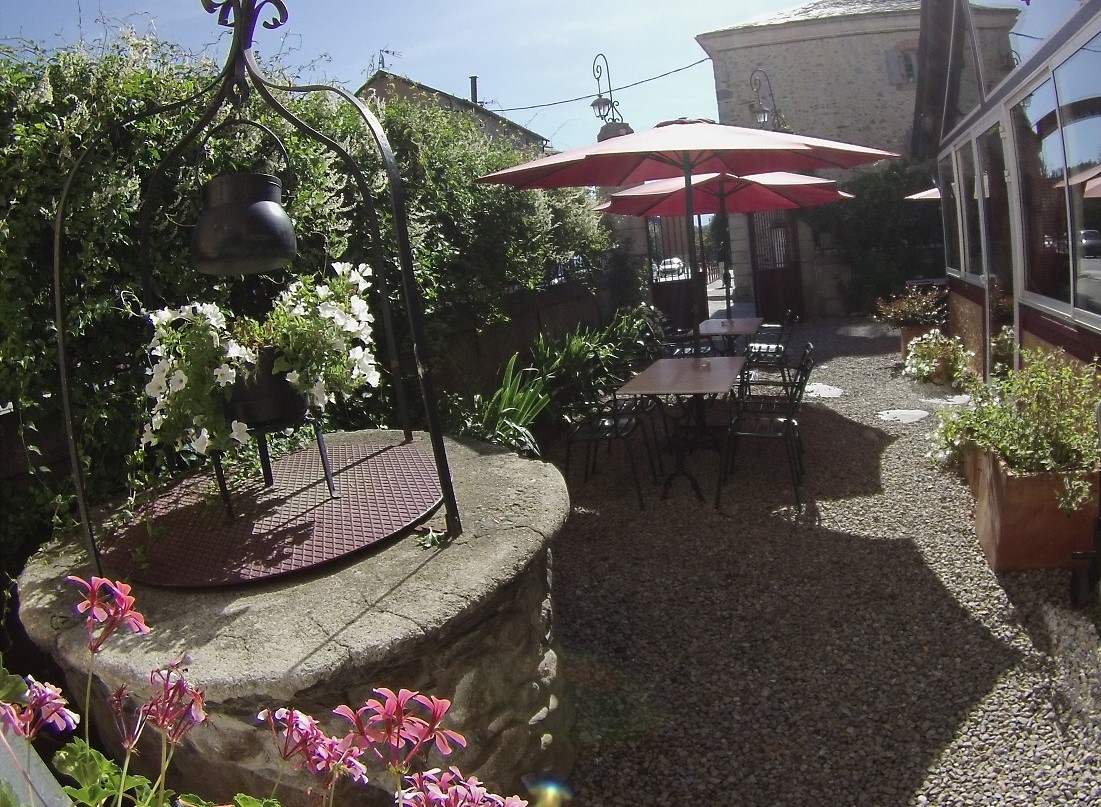 URGENT A CEDER MURS ET FDC de cette belle auberge située dans le village pittoresque de Latour-de-Carol allie le charme traditionnel de la Cerdagne dans les Pyrénées Orientales. 10 mn de la frontière espagnole, 25 kms du Pas de la Case et 11 kms des pistes de ski de Porte Puymorens.
De plus, son emplacement stratégique permet un accès facile aux randonnées pédestres, cyclistes et aux activités de montagne. C'est une auberge de caractère de 1929 d'une superficie totale de 600m² en R+3. Elle dispose 10 chambres. Logement de fonction de type T3. Au rez-de-chaussée nous trouvons un jardin de 70 m2, un salon calme de type jardin d’hiver avec beaucoup de lumière, bar, grande salle à manger avec carrelage hydraulique et plafonds en bois avec une capacité de 40 places assises. Cuisine professionnelle entièrement équipée, entrepôt et réception. Ticket moyen sur la partie restauration 30€ et le prix moyen chambre 88€ à 120€ Devant le bâtiment se trouvent deux parcelles qui servent de parking pour l'auberge. Une des parcelles de 900m² est constructible.
Ouverture à l'année sauf 5 semaines, octobre et mars. Nombreux axes de développement, le CA de 125.000€ ne reflète pas le potentiel. Prix de vente Murs + fonds de commerce + terrain 785.000€
Vente urgente cause santé