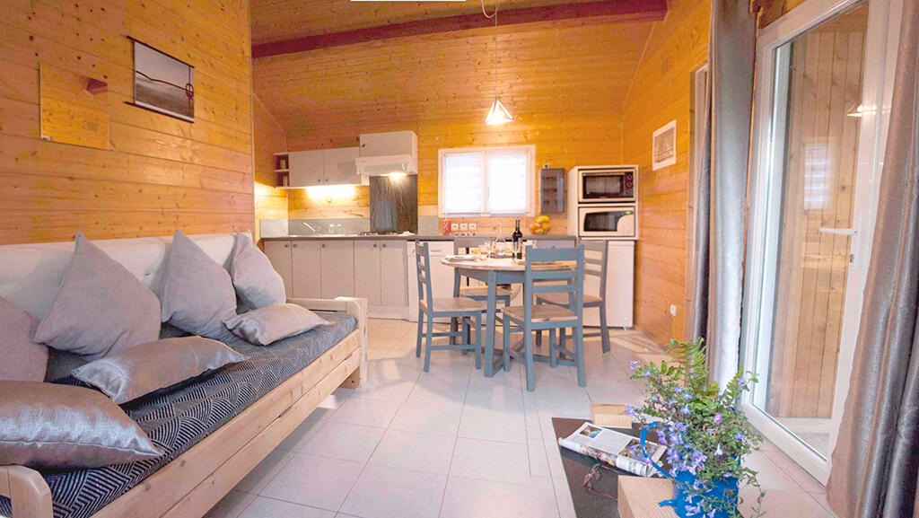 A reprendre, dans un village thermal de Lozère deux gîtes, classés 3 étoiles, conçus pour réaliser des locations saisonnières de tourisme. Chaque chalet de 43m² comprend une pièce de vie, 2 chbrs, sdb, WC. Un local technique de 10m² complète le tout. Construits en ossatures bois en 2005. Situé sur un terrain de 820m². L’activité économique est en place depuis près de 20 ans. Les gîtes sont en parfait état d’entretien. Un site internet est dédié à l’activité. Pas d’investissement à prévoir, revenus immédiats avec poursuite de l‘activité sans interruption des réservations en cours. Possibilité d’installer un 3e chalet.
Vente de l’ensemble : 180 600€