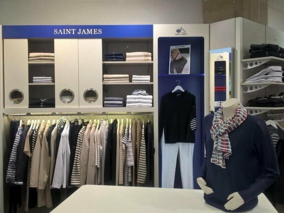 À céder, fonds de commerce de prêt-à-porter exploité sous l’enseigne St James, d’une surface totale de 90 m² répartie à parts égales entre 45 m² de surface de vente et 45 m² de réserve en sous-sol. Le local bénéficie d’un emplacement n°1 en centre-ville et d’une excellente visibilité, avec une implantation en angle de rue. L’activité, bien installée dans le secteur du prêt-à-porter, profite d’une notoriété d’enseigne reconnue et d’une clientèle établie. Le bien est proposé dans le cadre d’une cession de fonds de commerce, offrant une reprise clé en main.

Surface totale : 90 m² répartie à parts égales entre 45 m² de surface de vente en rez-de-chaussée et 45 m² de réserve en sous-sol.

Prix de cession du fonds de commerce : 120 000 €
Loyer mensuel : 952 € TTC (+ 30 € de charges/mois)
CFE : 521 €/an

Annonce proposée par Pôle Implantation Commerce, service d'accompagnement des porteurs de projets commerciaux (réf. ref1960).