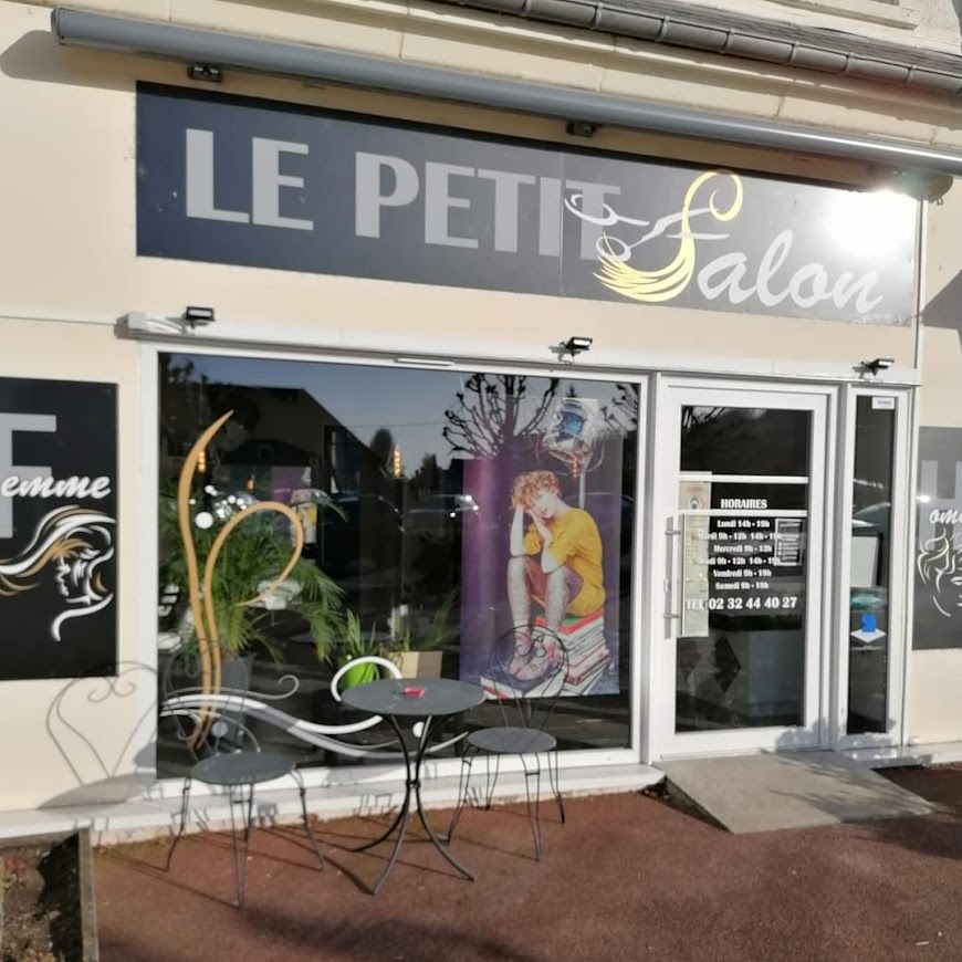 Salon de coiffure où investir : cette habitation avec son salon de coiffure saura vous séduire. 
Possibilité de transition avec le nouveau propriétaire auprès de la clientèle du salon . À 
convenir ensemble , je suis ouvert à toutes propositions . Commerce situé entre 3 
commerces de Bar tabac presse fdj pmu, boulangerie et restaurant. Idéalement situé sur 
une place centrale avec un grand parking. Ensemble immobilier de 110 m2 avec habitation 
et local commercial de 30 m2 attenant. POssibilité de séparer les deux. Un local commercial 
de 30 m2 avec bureau et WC privés. Salon de coiffure entièrement équipé (mise aux normes 
et accès handicapés) Habitation de 110 m2 : Une cuisine neuve, salon. A l'étage un petit 
dressing avec ballon d'eau chaude de 6 m2 et couloir, 4 chambres refaite t à neuf. -Double 
vitrage PVC avec volets électrique + moustiquaires, tout à l'égout. -3 entrées 
séparatives…accès derrière l'habitation avec garage ext + sous sol complet. -Le tout sur 
environ 340 m2 de jardin. Vente du logement 135000 euros