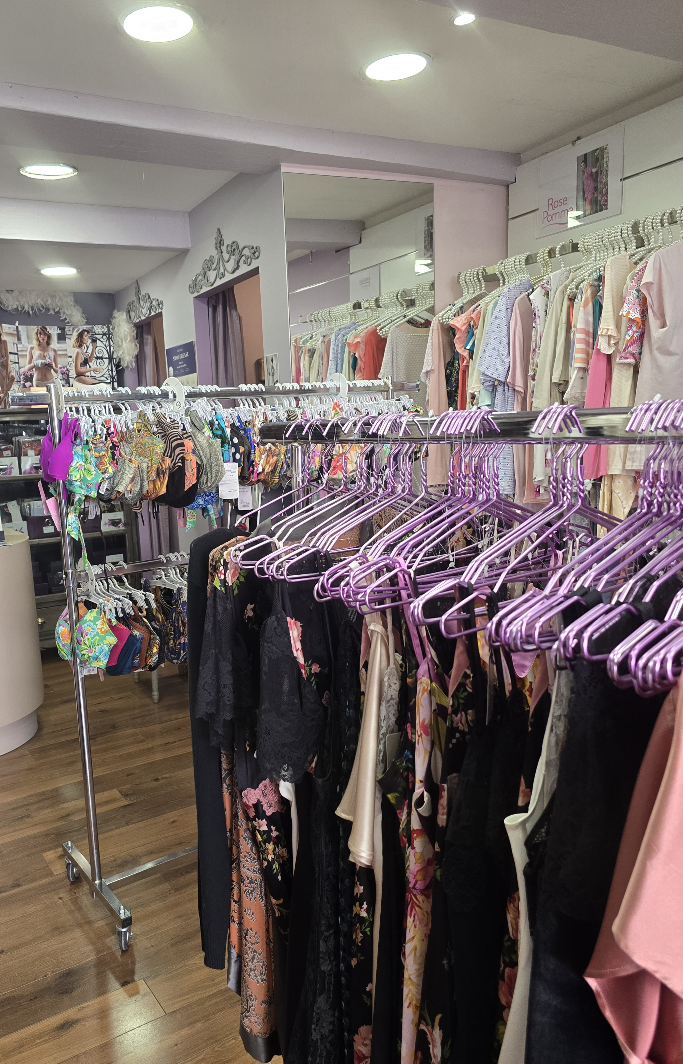 A vendre fond de commerce de lingerie existante depuis 1980, reprise en 2009 idéalement située dans la rue principale de Fréjus forte visibilité, bail tous commerces, pour raison de santé . 
Commerce réputé bénéficiant d'un fichier clientèle fidèle, marques prestigieuses connues, emplacement stratégique, fichier clientèle existant et logiciel de caisse opérationnel.
Local fonctionnel, 32 m 2 de surface + 15 m2 de réserve aménagée, bien agencé, opérationnel,  climatisation, caméras, sans travaux à prévoir. Activité clé en main, parfaite pour une reprise immédiate.
40 000 euros + (Stock).
Loyer 533e/Mois 
Négociations possibles dans la limite du raisonnable
Pour plus d’informations tél. 0681391885
Curieux s'abstenir