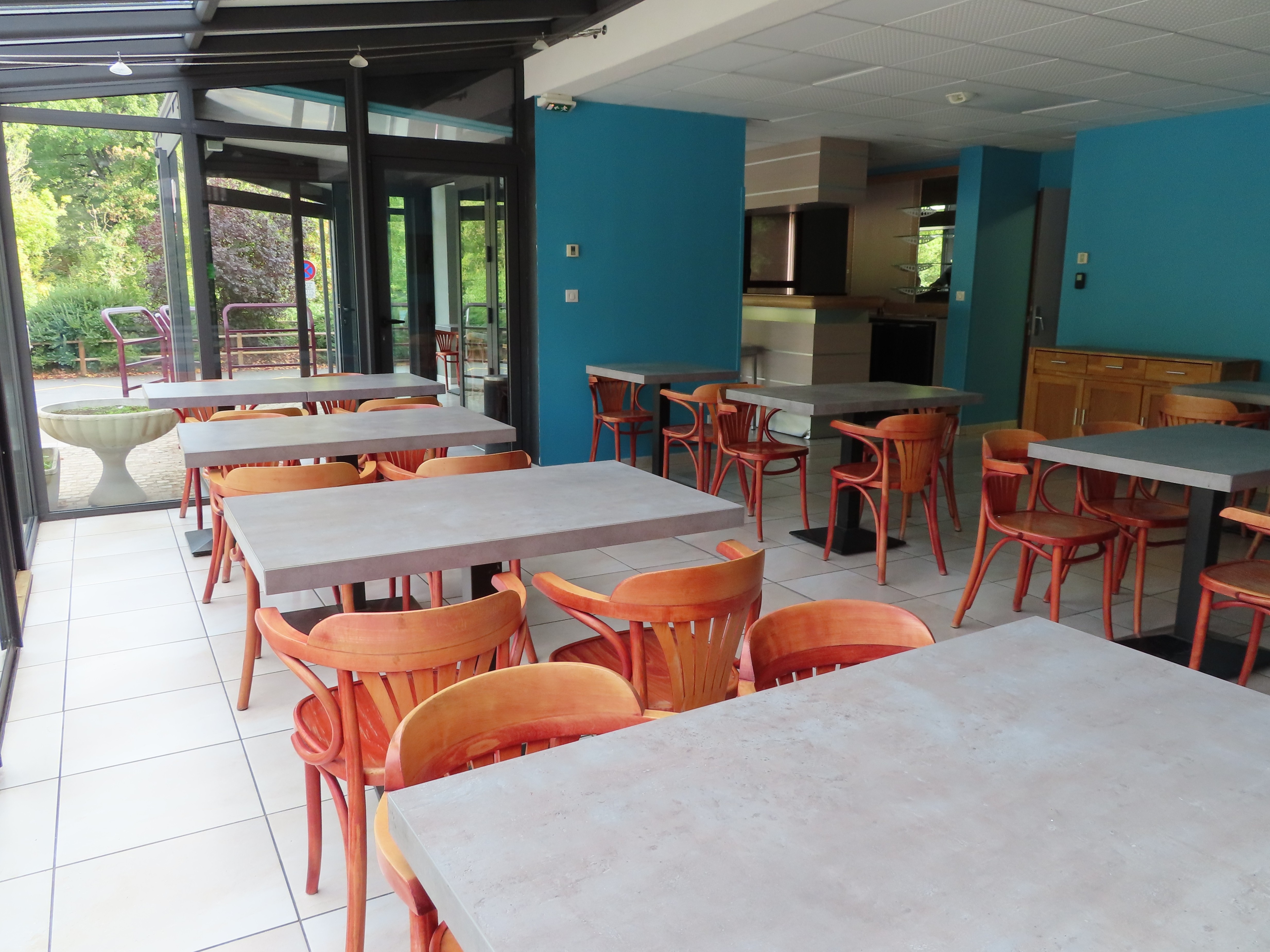 A reprendre, multiservices : bar - restaurant - alimentation communal situé à l’Ouest du département de la Lozère, proche de l’A75 reliant Clermont-Ferrand à Béziers. La commune d’Esclanèdes (420 habitants) est située dans la vallée du Lot, sur la RN 88 (entre 8 000 et 12 000 véhicules par jour), à 15 min de Mende et de Marvejols, à la croisée de sites touristiques emblématiques du département.

Construit par la commune en 2009, le local d’activité (180 m²) est composé d’un premier volume comprenant une salle de bar-restaurant avec anciennement une surface de vente pour une alimentation générale (environ 60 m²). Un second espace est composé d’une cuisine semi-équipée, d’une seconde salle de restaurant, un dégagement avec sanitaires, deux réserves et une chambre froide. Une grande terrasse est exploitable sur la place du village. L’établissement peut accueillir 40 couverts en intérieur et jusqu’à 30 couverts en extérieur.

Idéal pour un couple ou deux associés. Le preneur devra disposer d’une première expérience en restauration.

Loyer mensuel : 800 € HT
Licence IV: 120 €/an
Droit de terrasse : 150 €/an