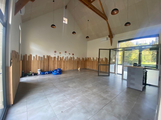 Les atouts :
✓ Notoriété de l'établissement
✓ Fort potentiel de développement
✓ Clientèle locale et touristique fidèle
✓ Parking spacieux à proximité

L'activité :
Vous souhaitez reprendre un établissement de caractère au coeur de la campagne creusoise ?
La commune de Chambonchard recherche un repreneur pour ce lieu convivial et bien connu des habitants et des visiteurs.
Tous les projets sont les bienvenus: gastronomique, traditionnel, cuisine du terroir, bistrot rural, ou encore concept original...

Le Local :
Superficie de 290 m² composée
> d’une partie habitation 140 m² au sol et 115 m² au 1er étage :
• 4 chambres (dont 1 PMR) avec salles de bain privatives. Possibilité d’exploiter certaines en chambres d’hôtes selon la composition familiale du gérant
• Une cuisine équipée
• Une pièce à vivre spacieuse

> et d’une ancienne grange réhabilitée pour accueillir l’auberge 135 m² au sol :
• Salle de 38 couverts à taille humaine, ambiance chaleureuse
• Terrasse de 40 couverts
• Établissement aux normes PMR
• Cuisine professionnelle récente et entièrement aux normes.
• Travaux de rénovation réalisés en 2022. Climatisation réversible installée en 2024.

L'environnement :
Auberge située sur un axe touristique, à proximité des gorges du cher et dans un environnement verdoyant et bucolique.
Elle séduit par son esthétique soigné en combinant convivialité et fonctionnalité.
Elle bénéficie d’une excellente notoriété locale, avec une clientèle fidèle, de passage et touristique.
Elle est située à seulement 35 minutes de Montluçon et 15 min d'Évaux-Les-Bains. Le restaurant attire de nombreux curistes et touristes se rendant à Évaux-les-Bains ou Chambon-sur-Voueize.
De plus, la commune constitue une halte idéale pour les cyclotouristes du fait de sa proximité avec plusieurs itinéraires cyclables : la véloroute Est Creuse (V87), la boucle de Chambonchard (53,6km), les routes vallonnées de la Combrailles (559m de dénivelé qui traverse la vallée de Chambonchard) et la Vagabonde (Montluçon-Montauban).

Informations pratiques:
L'activité a cesser le 10 août 2025. 
Les prix des loyers sont de
• 707 € / mois pour l’auberge (restaurant et chambres d’hôtes)
• 404 € / mois pour la partie habitation/chambres d’hôtes
La commune est prête à accompagner le repreneur dans son installation : mise en relation, communication locale...

D'autres photos sur demande