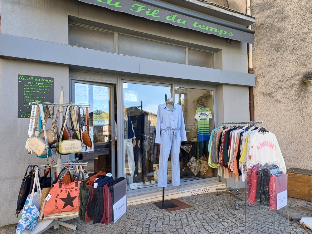 ACTIVITE
Commerce de prêt à porter Homme Femme – Bébé – Sportwear – Linge de maison – chaussures et accessoires fantaisies
Activité de service de proximité : blanchisserie
Commerce ouvert en 2014 et implanté sur le site actuel depuis 2019.
Vente directe uniquement (pas de vente en ligne).
Vente du fonds pour raisons personnelles.
Effectif : 1 chef d’entreprise en SASU
Clientèle locale du secteur Pays d’Urfé et limitrophe Puy de Dôme – périmètre de 20 à 30 km en zone de chalandise.
Clientèle de particuliers mais aussi demande de résidences autonomies, EHPAD, mandataires judiciaires etc…
Commerce ouvert du mardi au samedi de 9h à 12h et de 14h à 18h30 et le mercredi matin.
En période de fêtes, ouverture le dimanche.
Fournisseurs locaux Loire et Rhône.
Positionnement entrée et milieu de gamme. Tailles du 36 au 54.
Local bénéficiant d’un excellent emplacement en plein centre du village au cœur du flux commerçant et des axes de circulation. Stationnement gratuit et facile à proximité.
La chef d’entreprise est locataire des murs.
Le propriétaire souhaite maintenir un commerce par la suite.
Bail commercial 3/6/9.

LOCAUX
Local en RDC accessible PMR
Surface de 60 m2 comprenant un espace de vente, 2 pièces de stockage, 2 cabines d’essayage et 1 sanitaire
Chauffage électrique.
Le local possède un rideau intérieur ainsi qu'une alarme.
Y'a t'il un logement attenant?
Pas de logement mais possibilité de louer facilement un logement sur la commune ou aux alentours à prix modéré.

Modalités financières
CA moyen des 3 derniers exercices : 86K€
Vente du fonds à 20K€ négociable avec le matériel (portants, mannequins, cabines, rayonnages etc...)
Stocks à reprendre en supplément si intéressé.

Aides financières
Exonération totale d’impôts pendant 5 ans (FRR)
En cas de travaux d'aménagement ou achat de matériel , subvention possible de 20% de la région et 10 % de la Communauté de Communes possible,
avec un minimum de 10 000 € HT de dépenses.