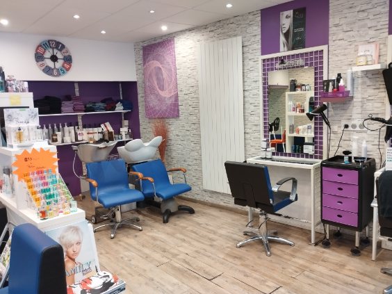 A vendre FDC Coiffure mixte situé en plein centre-ville de DARNEY, salon existant depuis 1990.

Très bonne notoriété, emplacement sur axe principal avec passage important et proximité d’autres commerces. Belle visibilité extérieure et facilités de stationnement à proximité immédiate.

CA annuel : 37 000 € HT

CA en progression constante et avec potentiel supplémentaire. Clientèle locale, familiale à moyen pouvoir d’achat, fidèle et régulière.

Salon en très bon état général intérieur comme extérieur rénové en 2016 (isolation, électricité, chauffage, vitrine, peintures, mise aux normes accessible…) sur 125 m2 comprenant le salon de coiffure, 1 buanderie, 1 bureau, 1 réserve, 1 toilettes aux normes handicapés, et un studio de 45 m2. Salon lumineux avec une grande vitrine + fenêtre sur l’arrière du bâtiment, équipé clim réversible et connexion internet fibre. Bail commercial renouvelé avec loyer 500 € mensuels. Dispose de 5 postes de coiffage et de 2 bacs, 1 casque mural, 1 machine à laver, 1 sèche-linge, 1 micro-ondes et  petit matériel. Pas de personnel. Conviendrait à une personne expérimentée titulaire du BP.

Disponible de suite au prix de 35 000 € pour le fonds. Accompagnement possible par la cédante.