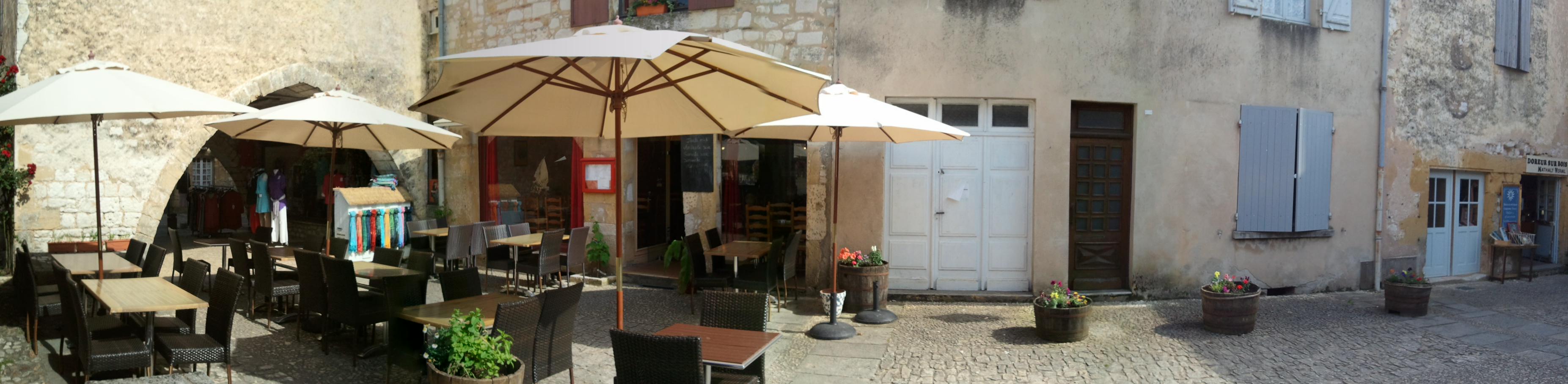 Restaurant sur la place centrale de Monpazier  bastide médiévale  du périgord .Haut lieu touristique. Beaucoup de travail en perspective, seul restaurant sur la place.....