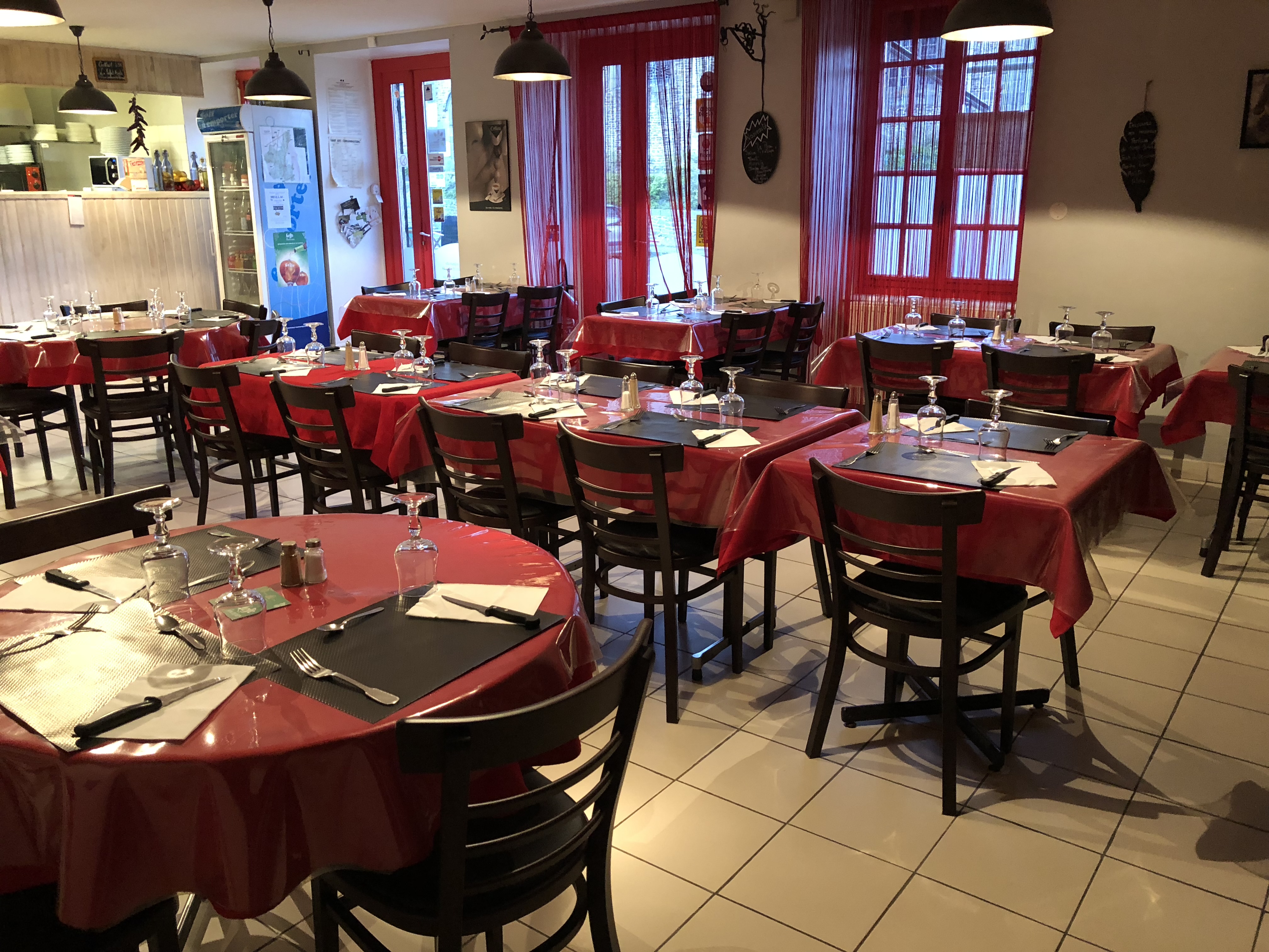 Ille et Vilaine (35) : A vendre un fonds de commerce de restaurant - bar situé au centre-bourg d'un village proche de Combourg (35270), dans un cadre authentique et dynamique.

Un emplacement idéal :
- Situé en plein cœur d'un village charmant aux alentours de Combourg, le restaurant bénéficie d'une belle visibilité et d'un emplacement stratégique. Il attire une clientèle fidèle composée d'habitants, de visiteurs et de touristes de passage.

Un cadre chaleureux et fonctionnel :
- Salle de restaurant accueillante.
- Cuisine équipée et prête à l'emploi.
- Terrasse agréable pour la belle saison.
- Cave et espaces de stockage.

EBER 2023 : 62 159 €.

Un potentiel de développement :
- Le restaurant offre de nombreuses possibilités : Cuisine traditionnelle, bistronomie, pizzeria, spécialités locales, l'ajout de services comme la vente à emporter ou l'organisation d'événements peut également renforcer son attractivité.

Affaire libre de suite.

Idéal pour un couple.
Pas de reprise de personnel 
Le commerce possède : une terrasse Surface totale : 55 m²
Loyer annuel : 8 400 € HT hors charges