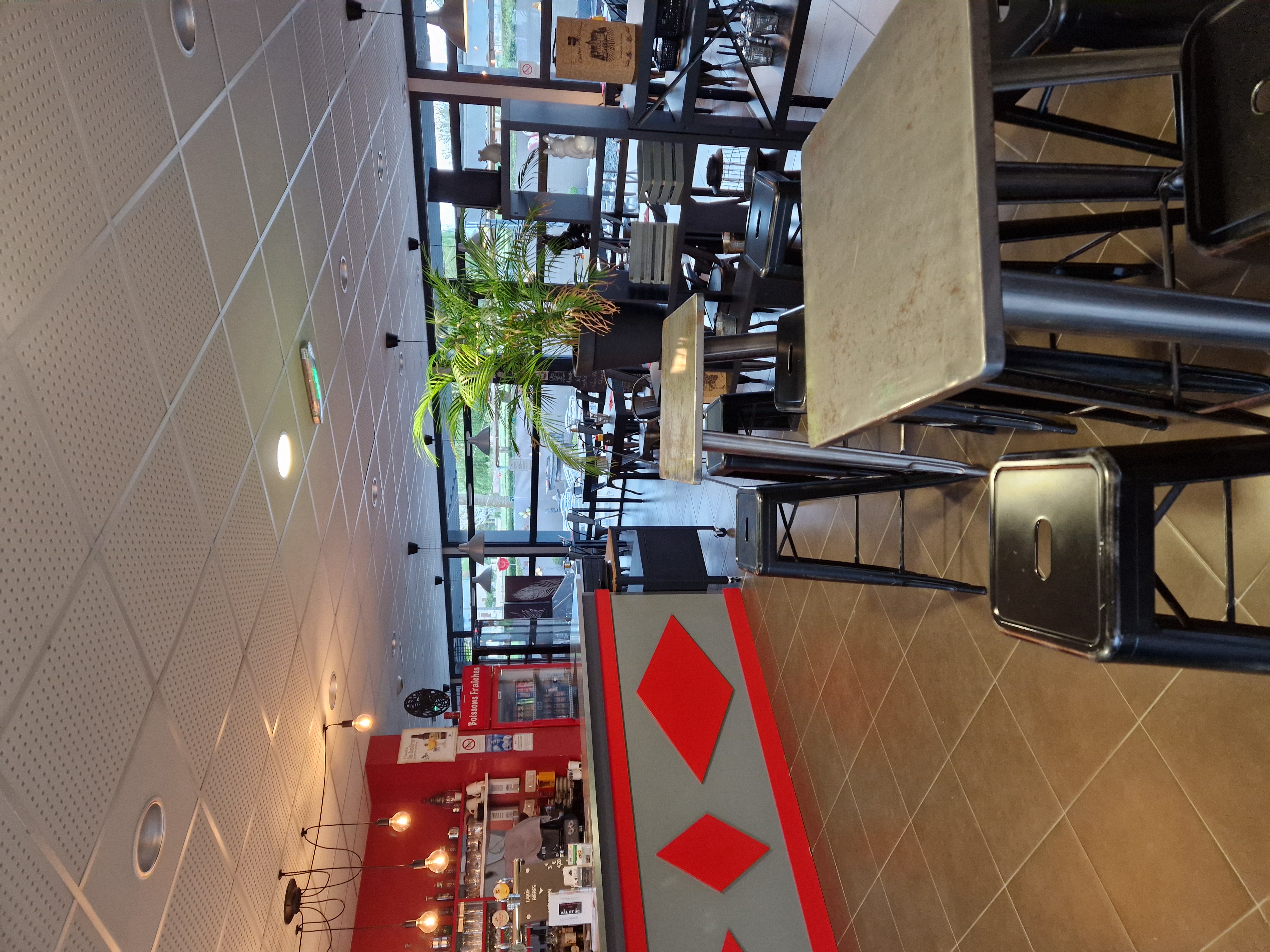 Cause SANTÉ  , restaurant - bar - traiteur  sur la commune de fromentieres avec parkings , petit village très sympathique  , seul commerce du village  , donc gros potentiel  dans  l'évolution des demandes  de la population  ( dépôt de pain , journaux , point relais  , Épicerie  ,  poste  .....etc  ) mais pour ça  il faut la santé  , à ce jour  ouverture le midi  du lundi au vendredi  ( 5 services ( mais demande d'ouverture les soirs et week-end pour des soirées à thème) et un peu de traiteur en plus cocktail  , buffet , anniversaire    mariage ....... ( forte demande à venir ) , des réservations  jusqu'en octobre à ce jour  .
Restaurant clé en main  avec tout le matériel  ( les murs et une partie du gros matériel ( neuf 6 mois )appartenant à la mairie ).
Venez voir  vous serez conquis  , comme  nous l'avons été  , avec le soutien de la municipalité  au top et des associations du village et des alentours. 
Idéalement un couple motivé  , avec connaissance en restauration et traiteur  , ( nous pourrons être présents et aider si besoin)
Le chiffre d'affaire est pas très important à ce jour  , vu la dégradation de notre santé  mutuelle, mais ce maintient à la hausse sur la partie traiteur  plus simple à gérer. 
Situé à 4 km de Château Gontier et 25 kms  de  Laval. 
Pas sérieux s'abstenir merci. 
Le prix  ce finalisera uniquement lors d'un rendez-vous physique. 
Val et Jc  , à votre écoute pour des renseignements supplémentaires et un rendez-vous pour vous faire découvrir notre pt restaurant très accueillant comme beaucoup de clients  nous le disent  , et voyez les notes et commentaires sur Google.