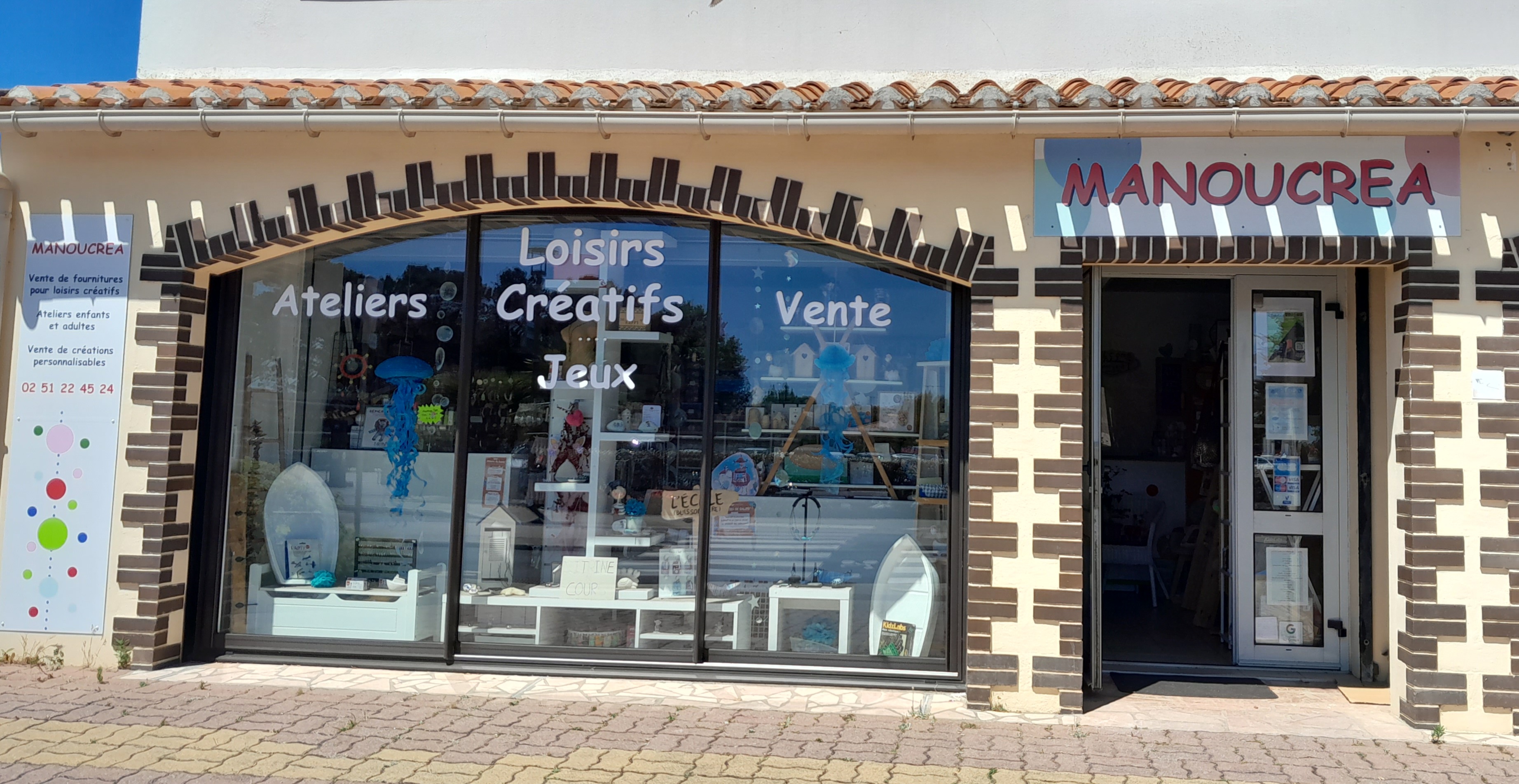 CAUSE RETRAITE

Dans une commune du littoral vendéen à BRETIGNOLLES SUR MER reprise d'une boutique de loisirs créatifs créée il y a un peu plus de 10 ans
Elle est situé dans une zone commerciale en plein centre-ville avec parking attenant et espace de vente extérieur d'environ 40 m2

La boutique de 40 m2 a actuellement 3 univers :
* matériel et fournitures pour les loisirs créatifs
* créations
* espace ateliers créatifs enfants, ados, adultes

Elle dispose également d'une grande vitrine avec 1 espace dédié toujours visible même lorsque le magasin est fermé
L'intérieur de la boutique comprend la surface de vente, une petite réserve et un espace sanitaires et lavabo

Elle bénéficie d'une clientèle solide locale habituée à l'année, renforcée par une clientèle touristique en période de vacances scolaires (toutes les 6 semaines) et saisonnière
Boutique en pleine expansion avec beaucoup de nouvelles possibilités

Le prix de 15000 € comprend le rachat du stock et des linéaires
Le bail locatif est à reprendre

Accompagnement par moi-même pour reprise de l'affaire clés en mains

Pour tout renseignement et prix de rachat merci de me contacter par mail