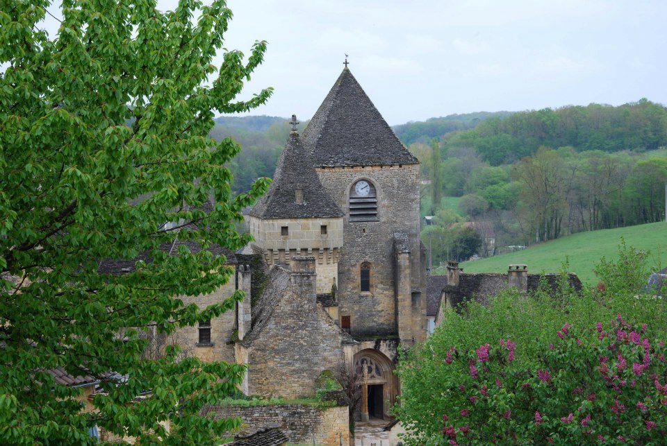 BOUCHERIE à Saint-Geniès - dordogne | 
Description VENDS CAUSE RETRAITE fonds de commerce Boucherie rôtisserie Périgord Noir entre SARLAT et les Grottes de Lascaux, dans village de 1 000 habitants, école, tous commerces avec épicerie point poste, bar tabac fdj, garage motocultrue, deux dépôts de pains, orthophoniste, restaurants....., médecin, kinés, ostéopathe.... Village très touristique avec deux monuments historiques dans le bourg, marché tous les dimanches  et l'été marché gourmand le mercredi soir, posssibiité appartement au dessus de la boucherie
CA 300 000€       fonds de commerce 110 000€ ( à débattre) + petit petit   loyer  
Boucherie Historique reconnue pour sa qualité et son approvisionnement local.
2 tournée gros potentiel avec les marchés locaux