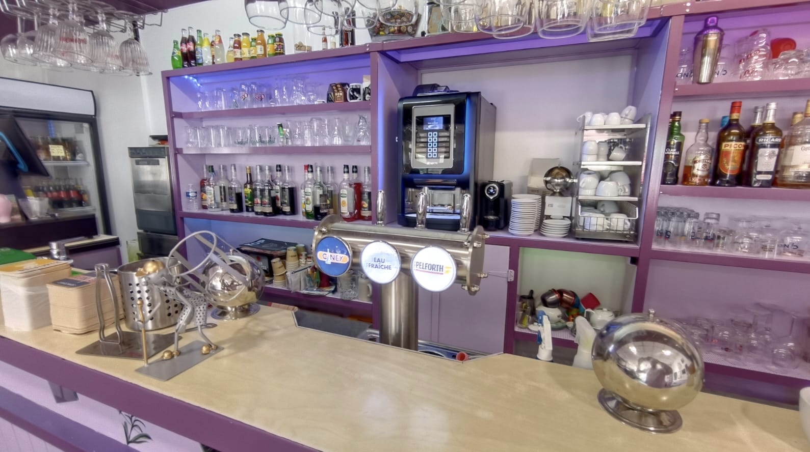 Bar-brasserie 90 m² Malijai

C'est une opportunité rare : un bar emblématique de son village, sur la route Napoléon, est aujourd'hui proposé à la vente.
Véritable lieu de vie et de convivialité, cet établissement bénéficie d'une clientèle fidèle et d'un emplacement central, au coeur de la vie locale.
Un commerce avec une âme Plus qu'un simple bar, il s'agit d'un point de rencontre incontournable pour les habitants, où se mêlent échanges, événements et moments de partage.Un lieu chargé d'histoire, prêt à écrire un nouveau chapitre avec son futur exploitant.
Emplacement stratégique Situé au coeur du village, le bar profite d'un flux régulier de clientèle locale ainsi que du passage, offrant un potentiel de développement intéressant.
Un fort potentiel à exploiter - Activité bar avec possibilité de développer une offre complémentaire (snacking, soirées à thème, animations...) - Idéal pour un couple ou un professionnel souhaitant s'installer dans un cadre de vie agréable - Opportunité de dynamiser encore davantage ce lieu central du village - Accompagnement possible
Qualité de vie Reprendre ce bar - brasserie - restaurant, c'est aussi faire le choix d'un cadre de vie provençal, entre nature, tranquillité et authenticité, tout en développant une activité professionnelle à taille humaine !