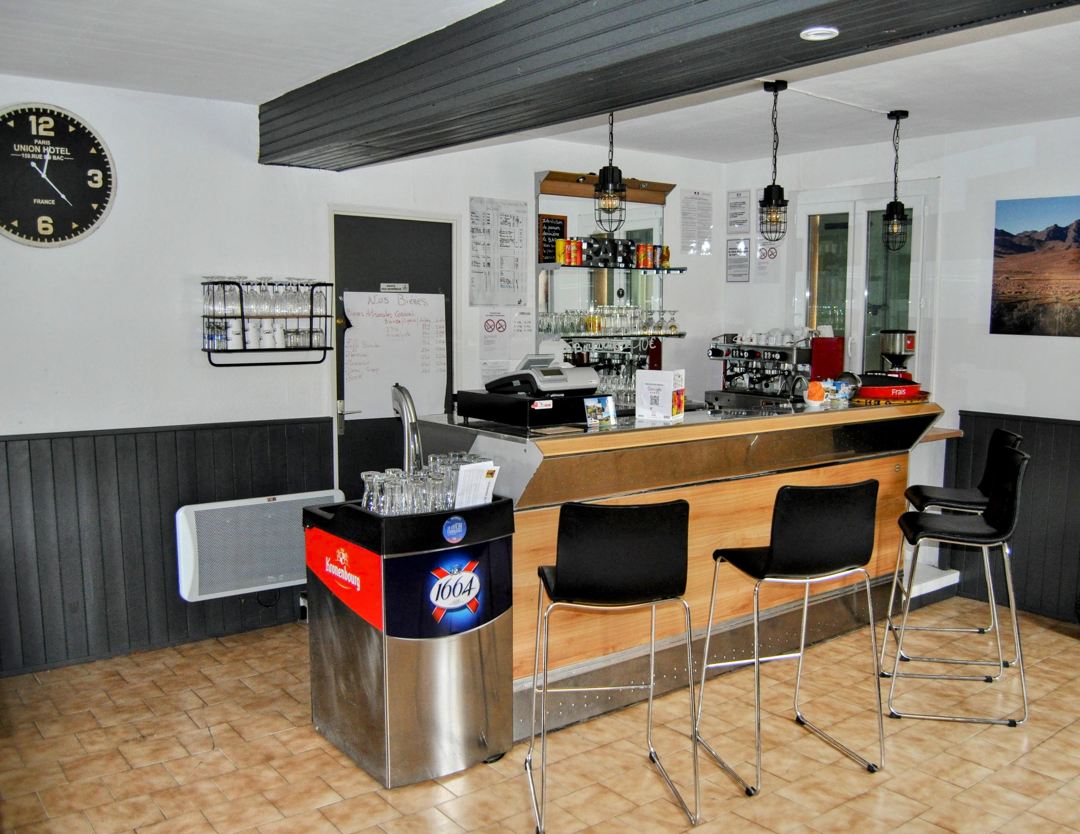 Vente de fonds de commerce – Gîte touristique de grande capacité en Provence – Tartonne (04330)
Type d’activité

Hébergement touristique – Gîte de groupe – Bar – Restaurant

Localisation

Tartonne (04330), village de montagne situé au cœur des Alpes-de-Haute-Provence, dans un environnement naturel préservé, proche des sentiers de randonnée (GR TPA), circuits cyclo (Petites Route du Soleil), VTT (Chemins du Soleil), et moto. Tartonne fait partie de la Réserve géologique de Haute-Provence, la plus grande réserve géologique d’Europe, offrant ainsi un terrain de découvertes unique pour les passionnés de géologie et de paysages préservés. En 2026, un site de médiation autour des découvertes géologiques de la région sera inauguré.

Description

Grand gîte de charme (400m2) en activité
Murs appartenant à la commune de Tartonne (loyer 1031 € HT/mois)
Capacité (28 couchages): 7 chambres et 2 dortoirs, sanitaires privatifs et communs
Accessibilité: 2 chambres et 1 sanitaire accessible PMR
Cuisine professionnelle et grande salle à manger (capacité: 45 couverts)
Bar licence IV
Terrasse extérieure nord, barbecue, four a pain, espaces communs conviviaux
Terrasse extérieure sud avec vue panoramique
Jeux d'enfants
Table de ping pong
Terrains de jeu de boules
Site internet bénéficiant d’un excellent référencement
Internet Haut Débit (fibre)
Excellents avis clients: sur Google 4,8, Booking 8,8, Relais Motards
Excellente visibilité sur les plateformes de réservation (Booking, Airbnb, Grand Gîtes, Relais Motards)
Clientèle diversifiée : randonneurs, motards, cyclistes, vététistes, familles, groupes scolaires ou associatifs
Exploité actuellement en hébergement seul, en demi-pension, en gestion libre
Activité clé en main avec potentiel de développement (événements, séminaires, séjours à thème, anniversaires, mariages, repas de groupes)
Labels: Jeunesse et Sport, Tourisme et Handicap, Fédération Française de Cyclisme
Affiliations: Relais Motards, Accueil Vélo, Vélo Loisir Provence, Grands Gîtes
CA 2025 : 72 389 € HT
CA 2024 (sur 10 mois) : 69 281 € HT
giteexterieur
Inclus dans la vente

Bail commercial en cours
Mobilier et matériel complet en bon état
Portefeuille clients
Site Internet: https://www.grand-gite-robines.com
Nom de domaine
Application mobile de visualisation des reservations
Page facebook
 

Potentiel de développement

Restaurant
Activité de bar
Séjours à thème
Accueil de séjour de personne en situation de handicap
Événements musicaux et autre
Séminaires
Gestion libre
Prix demandé :        75 000 €

 Contacts : 06 73 95 99 79 / 04 92 34 26 07  – gite.robines@gmail.com