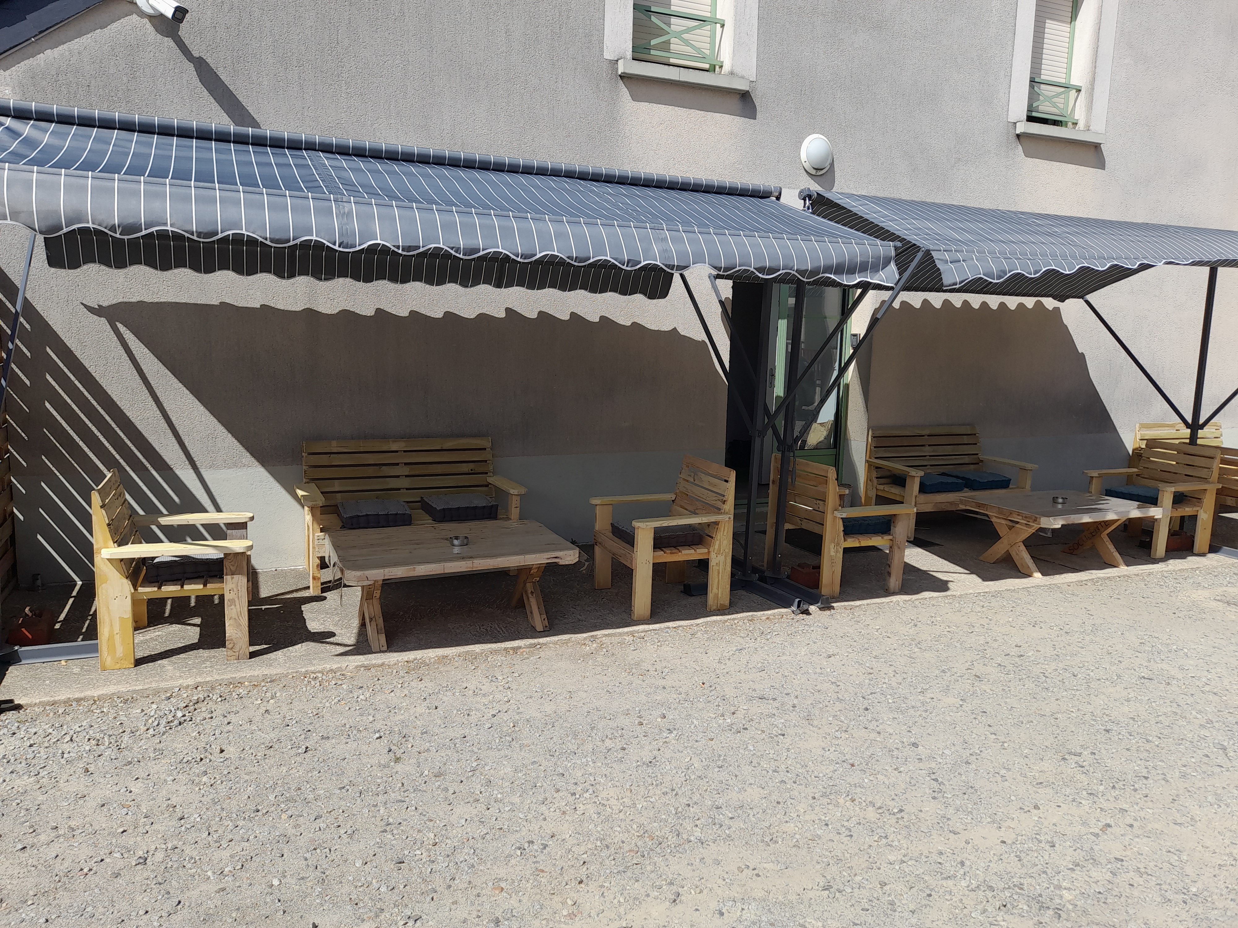 Vend bar tabac pmu fdj 75m2 epicerie 25m2 , relais colis, retrait d'argent crédit mutuel et crédit agricole et borne nickel. Terrasse.  
Fond de commerce plus Logement et double garage situé en plein centre bourg. 
Commune très attractive de 3000 habitants. Situé a 30min de  Rennes. Ambiance familiale .