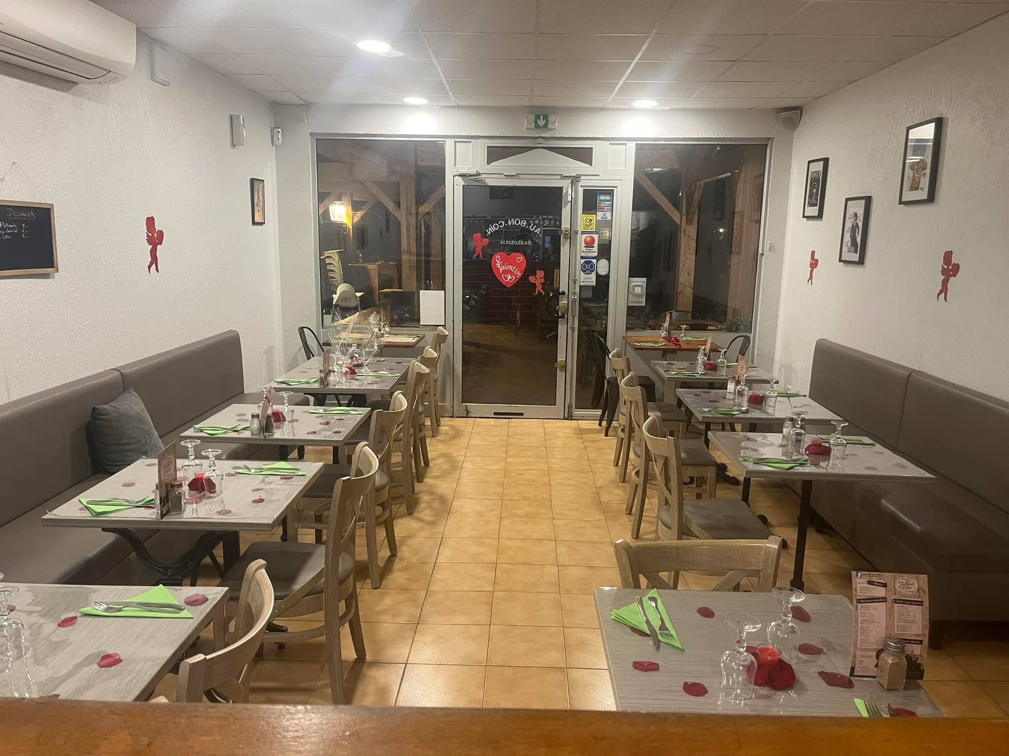 Restaurant comprenant 26 couverts à l’intérieur et 34 sur une terrasse semi ombragée. Zone RR qui vous permettra de bénéficier d’une défiscalisation pendant 3ans. Il est situé en face de la gare où démarre la locomotive à vapeur, arrêt de bus, en face d’un hôtel 3etoiles avec grand parking et commerces alentours. À 200 m du coeur du village.