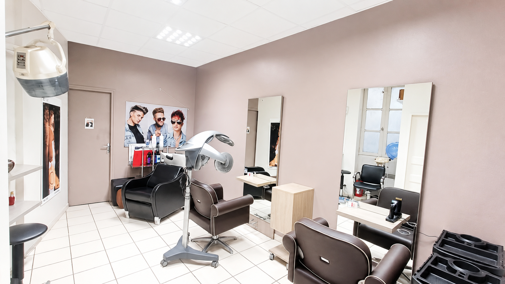 En plein centre-ville de Melle , avec parkings gratuits à proximité immédiate , ce fonds de commerce de coiffure représente une belle opportunité pour un professionnel souhaitant reprendre un salon clé en main , déjà exploité et avec une clientèle fidèle .

Le local d'environ 45m² est bien agencé et comprend :
Un espace accueil avec comptoir , 3 postes de coiffage , dont 2 postes coiffure/barbier (fauteuil Belmont) , et 1 bac de lavage
Un deuxième espace avec 2 postes de coiffage et 1 bac de lavage
Une réserve
Une courette
Une cave

Les points forts :
Emplacement central
Facile d'accès
Parkings gratuits à deux pas
Clientèle régulière et fidèle
Aucun salarié à reprendre
Aucun passif
Salon exploitable immédiatement

Le prix comprend :
Le matériel
Le mobilier
La clientèle
Le droit au bail

Chiffres clés :
CA 2025 : 59 575 € HT
EBE : 11 097 € HT , soit 18,6 %​ du chiffre d'affaires
Loyer : 460 € HT/HC par mois

Fort potentiel de développement pour :
Un coiffeur souhaitant se mettre à son compte
Un duo d'associés
Une structure avec gérant 
Un salon souhaitant élargir son amplitude d'ouverture et ses prestations

Profitez d'être accompagné par un réseau de proximité dédié aux salons de coiffure indépendants : pilotage, gestion, management, formation des équipes, techniques, produits et référencement.

Prix ​​: 32 000 € FAI

Une vraie opportunité pour reprendre un salon bien placé, opérationnel, avec un faible loyer et un potentiel de progression.