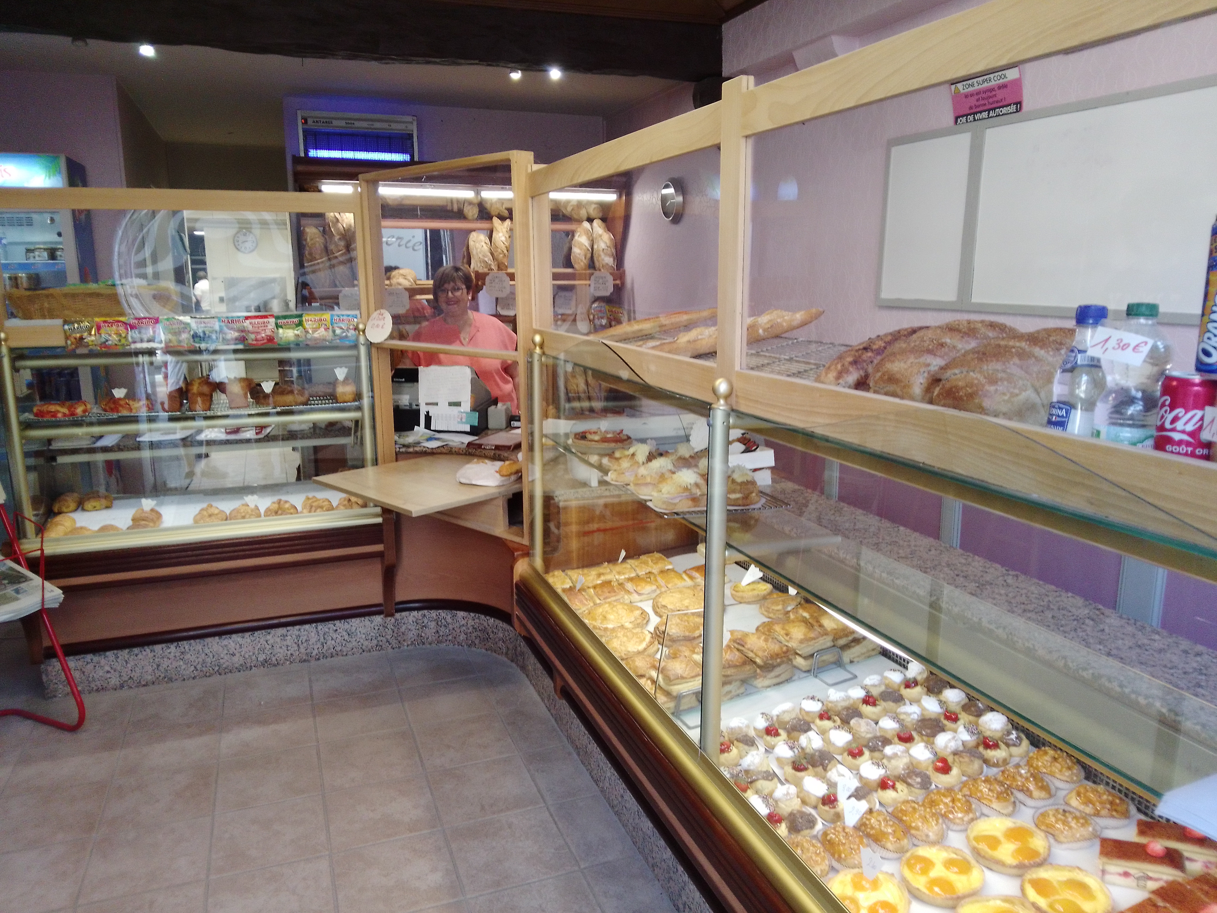 Vous êtes boulanger/pâtissier et souhaitez vous installer à votre compte ?
Cette affaire est pour vous !
A Cérilly, au cœur de la France, en lisière de la forêt de Tronçais, 1300 habitants, tous commerces et services.
L'heure de la retraite approche pour Carmen et Pascal qui gèrent l'une des deux boulangeries-pâtisseries de la commune. Les futurs propriétaires pourront compter sur Delphine à la vente et Franck, ouvrier boulanger.
Il y a de nombreuses possibilités d'évolution. Située sur la rue principale, stationnement. Matériel complet en excellent état. Four 6 bouches (7ans)
Le magasin est fermé les dimanches après-midi et les lundis. 5 semaines de congés par an.
Excellent chiffre d'affaire. Tout magasin.