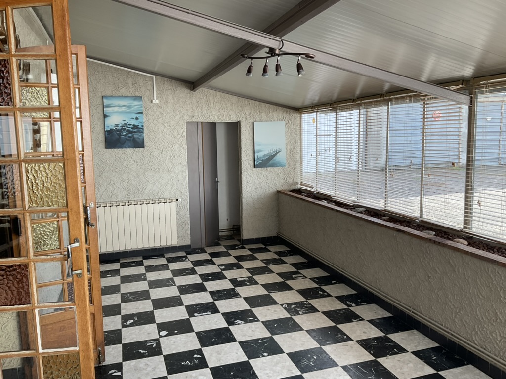 A VENDRE OU A LOUER Hôtel-restaurant en plein coeur d'une commune de 2000 habitants ; vide depuis bientôt 4 ans (environ 330 m2)
Travaux a prévoir
12 CHAMBRE ET 2 grandes salles de restaurant + 1 bar (licence à racheter)
Conviendrait en restauration traditionnelle ou semi gastro le we et une option ouvrier la semaine
Réel potentiel et vrai demande.... 
Prix 233 000€ ou 1390€ à louer