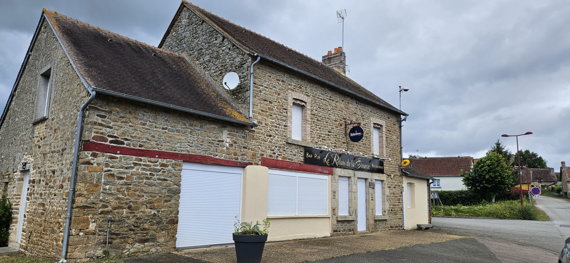 BAR RESTAURANT à louer à 10 kilomètres d'Alençon dans un village de 750 habitants.
Les murs appartiennent à la Mairie. 
AU RDC le bâtiment est composé de deux salles pour l'activité restauration (50 couverts / tables et chaises en place), une salle avec cheminée pour le Bar et une salle utilisée pour l'activité Point Poste.
A l'arrière les cuisines professionnelles sont partiellement  équipées mais seront rapidement opérationnelles après installation du matériel manquant et quelques aménagements.
A l'étage un appartement avec 3 chambres, une cuisine et  une salle de bain. L'appartement n'est pas dissociable du bail et la sous-location est interdite.
Parking 30 voitures en face du bâtiment appartenant aussi à la Mairie.

La vocation de ce bâtiment est d'apporter aux habitants  tous les services attendus dans une commune rurale : Bar, restaurant, tabac, jeux, Point Poste, journaux etc... 
Idéal pour toutes personnes souhaitant s'investir et participer activement à la vie de notre village.