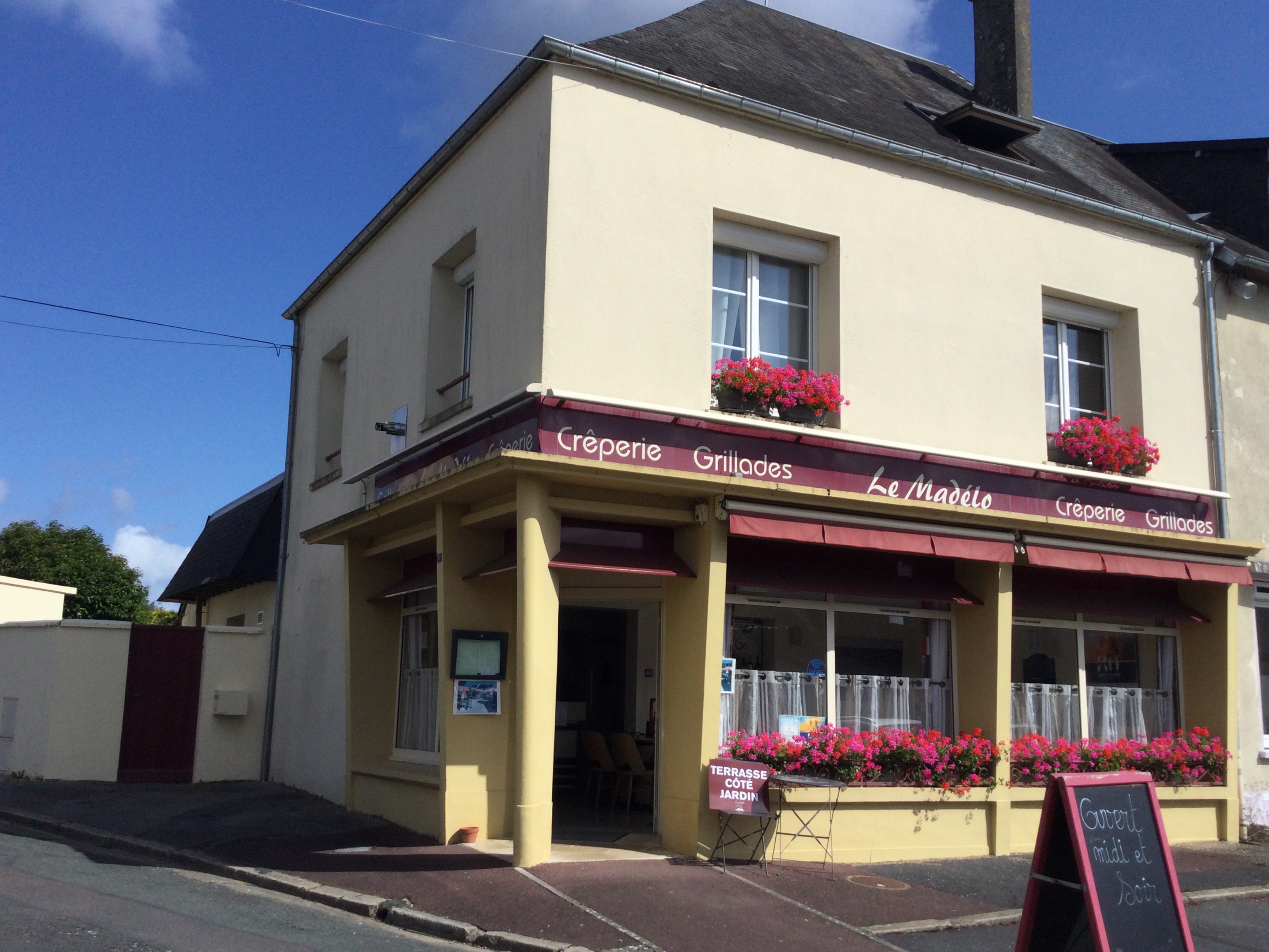 Restaurant, crêperie, bourg de 3000 habitants, proche Sainte Mère Eglise (site du débarquement 1944).
2 salles avec une capacité totale de 42 personnes.
Terrasse extérieur coté jardin.
Idéal pour un couple.
Places de parking devant le restaurant.
Cuisine avec grillades, friteuse, 2 galetières, four mixte, salade chef, 4 feux vifs, plaque cuisson, armoires réfrigérées  positive et négative.
Logement au dessus sur 2 niveaux avec 3 chambres, une grande pièce de vie, 2 salle d'eau, 2 WC.
Prix affiché murs et fond de commerce.