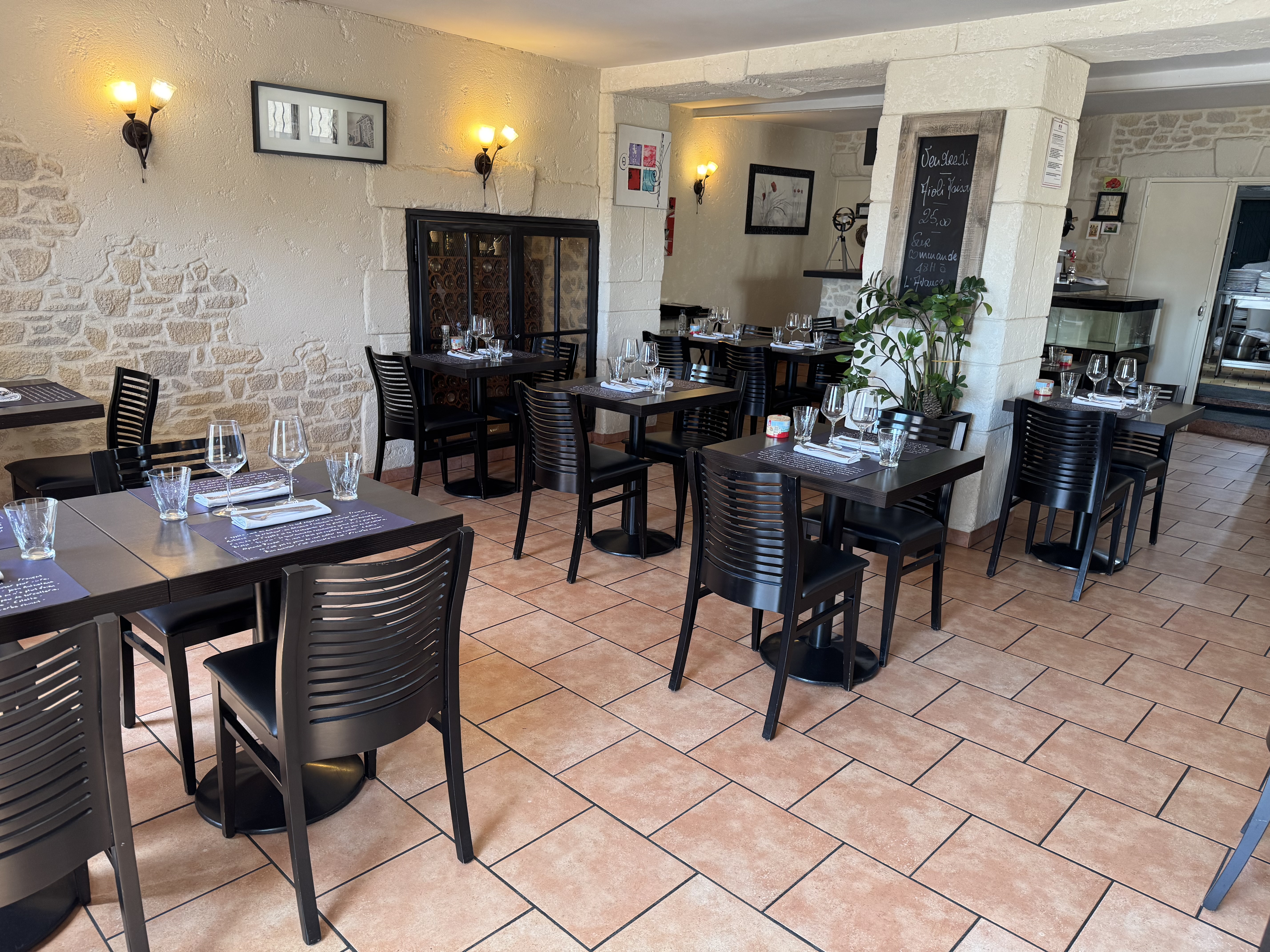 Restaurant d’une capacité de 40 couverts en centre-ville, idéal pour couple.
Pas de terrasse mais climatisé.
Contact pour renseignements uniquement par mail !