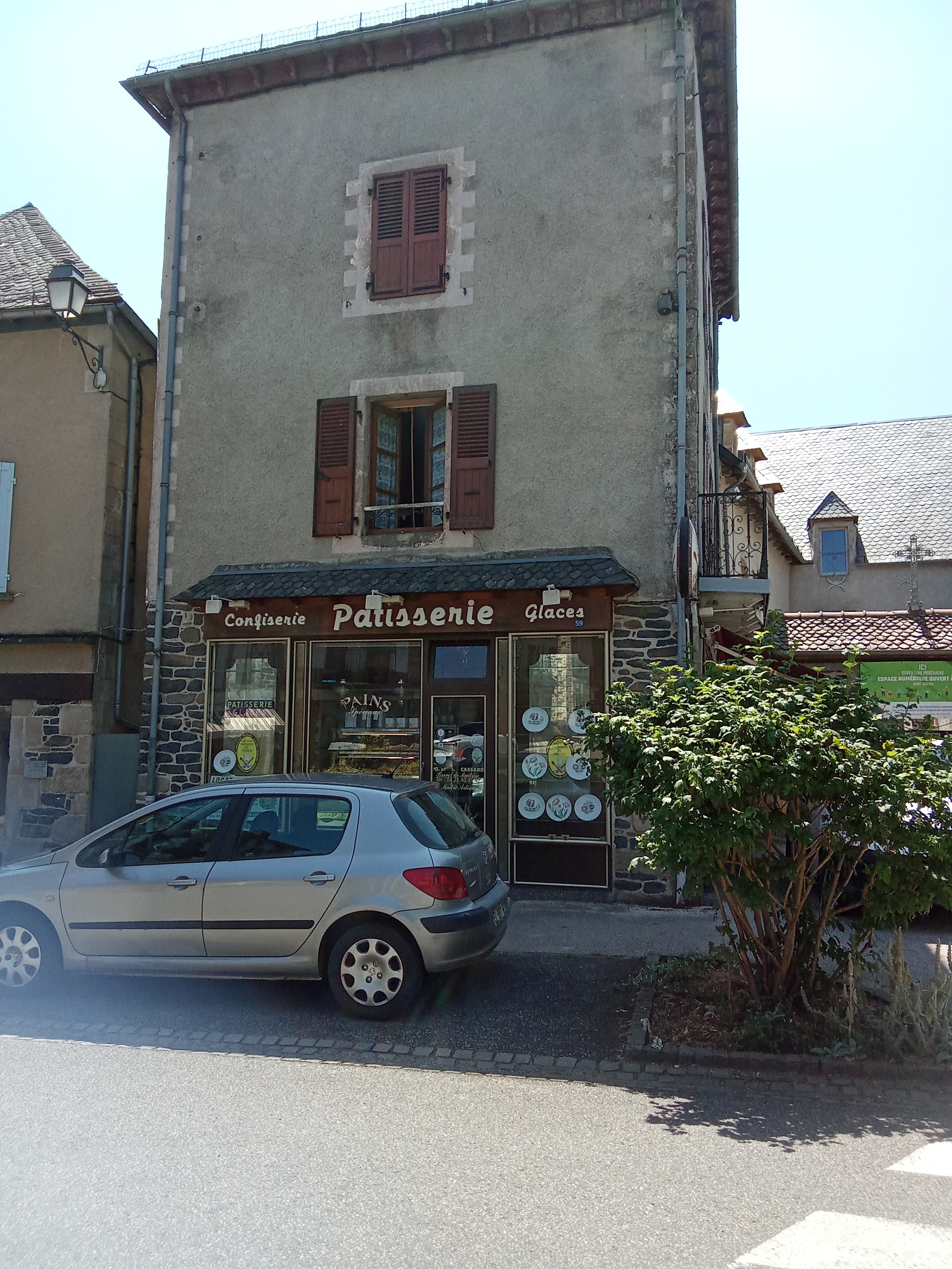 commerce de proximité qui demande qu'a évolué très bien placé avec logement sur place et fonctionnel .
peut éventuellement servir pour tout commerce mais favoriser une boulangerie car  sinon il n'y en aura plus .
commerce ouvert avec clientèle 
seul inconvénient prévoir pour la mise aux normes
le prix comprend le magasin plus la maison