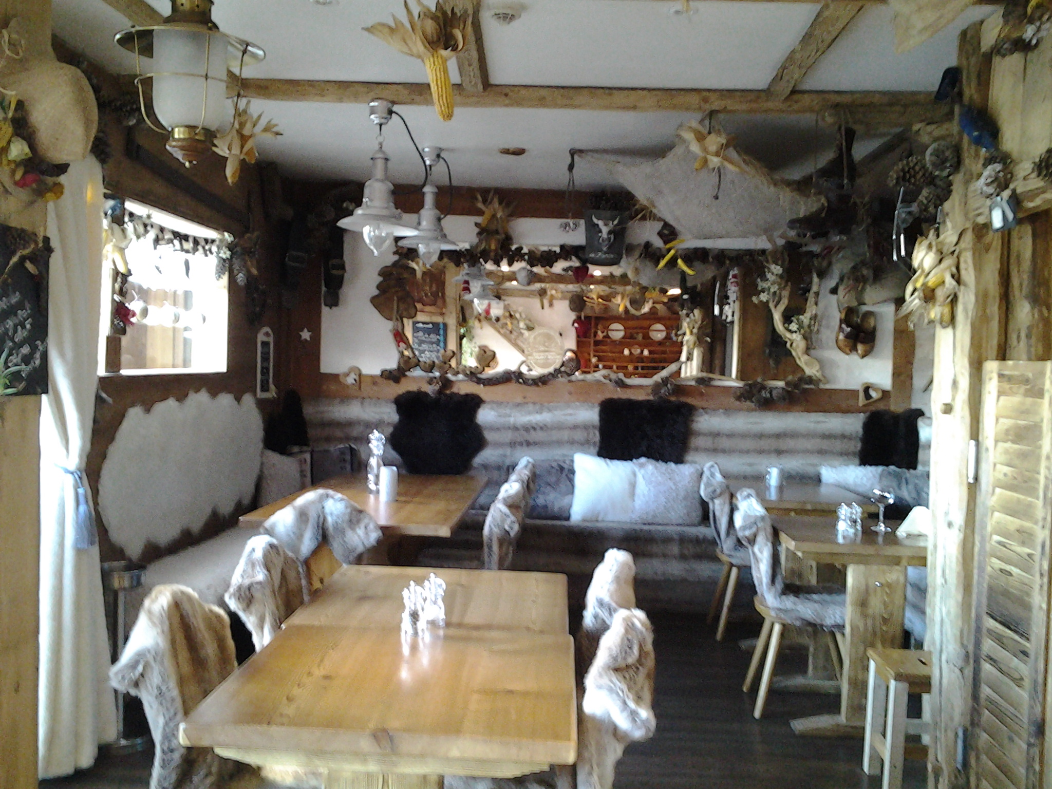 Restaurant situé dans une grande station de tarentaise a 2000m d'altitude.
40 places.
Mobilier et matériel de qualité et en parfait état.
Grand parking à proximité.
Décoration montagnarde.
Très belle affaire et bonne rentabilité.
Bail neuf 3/6/9
Loyer modérer et grande réserve de 31m2 très fonctionnelle en vente en plus du fond de commerce 30 000€.
Ouvert le soir en saison hiver et été, le midi de septembre a décembre.
Idéal pour couple ou 1er affaire, vente cause retraite.
Un studio peut être loue pour le logement. Aucun travaux à prévoir.
Premier contact par mail.
Plus de photos sur demande.