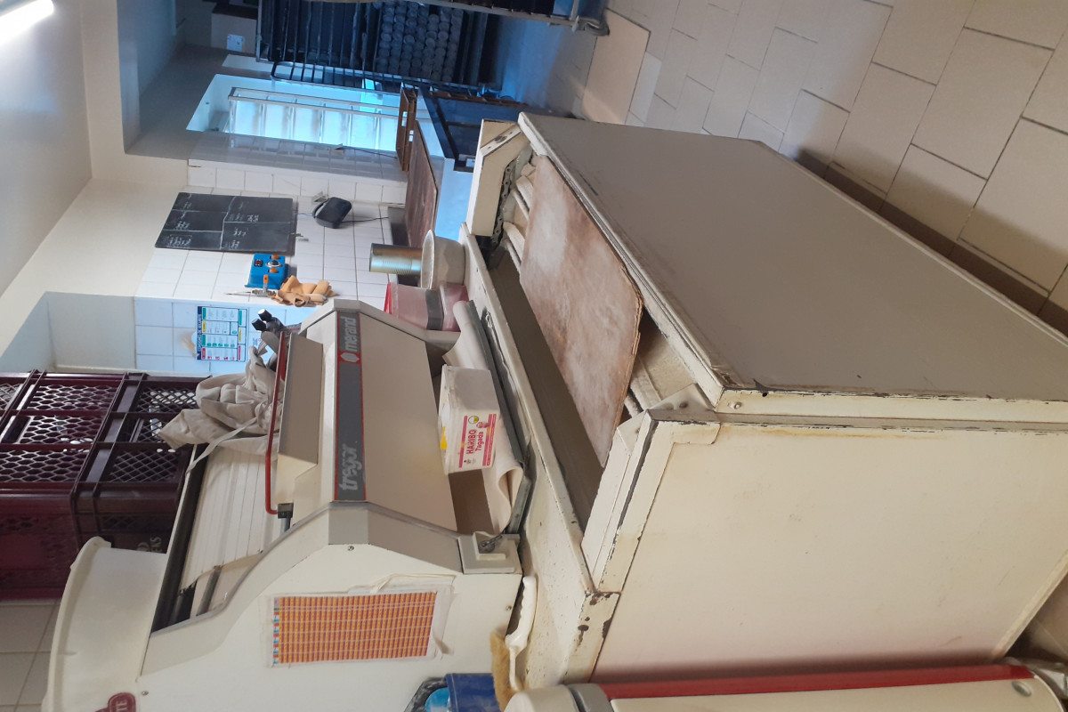 Vds boulangerie ( cause retraite)
170000 avec loyer de 1200 euros par mois,  pour logement de foction 4 chambres, cuisine aménagée,  salle à manger, dependances , 8h00 mètres2 de terrain ,
Où avec les mûrs : 150000