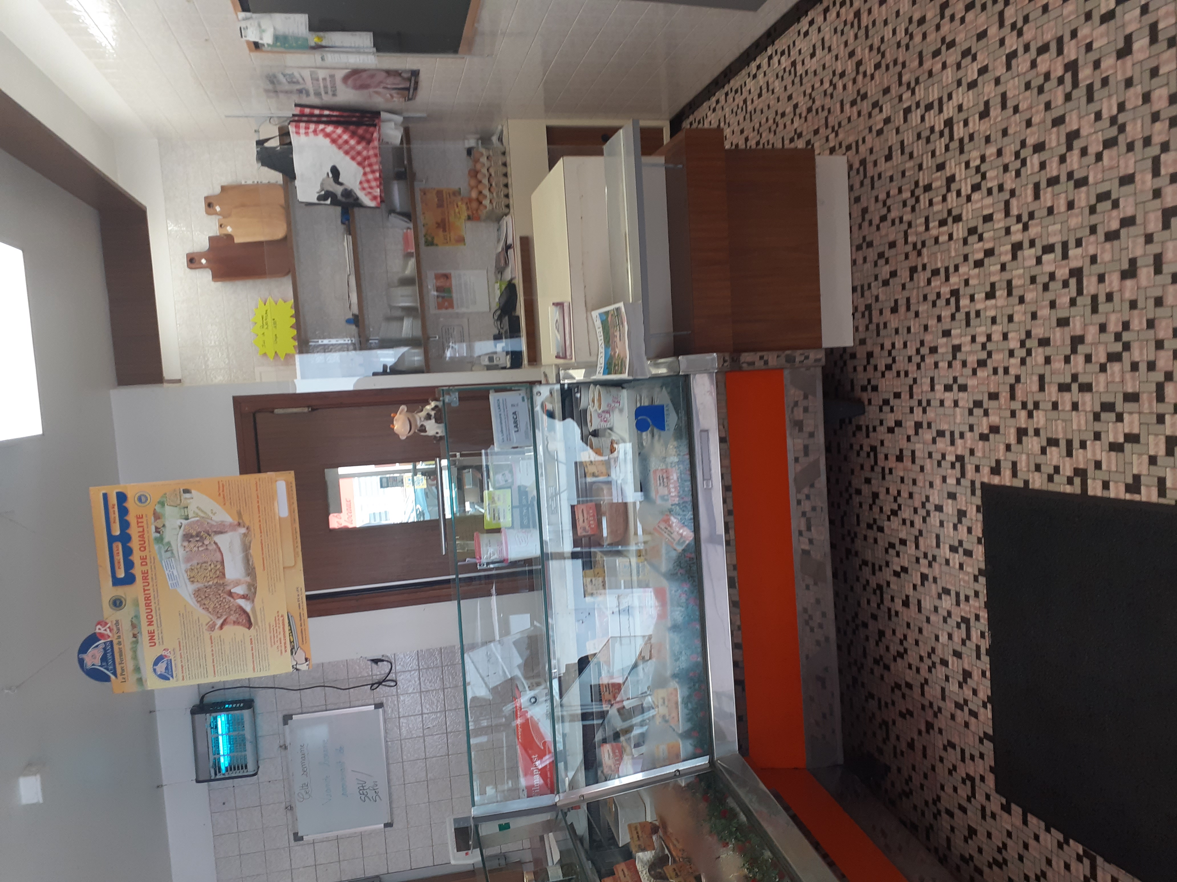 Boucherie charcuterie, située dans la rue principale de Mansigné, où se trouve également une boulangerie, deux épiceries, une pharmacie et un bar tabac. Ce village est composé d'un lac, d'un camping et d'une piscine, il compte environ 1600 habitants.