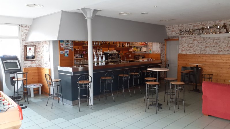 Vends fond de commerce Bar Snack 95 M2 + petit appartement de 27 M2 comprenant une salle d'eau. 
Dans un village touristique d'Ardèche (2600 habitants).
A 100m de la gare touristique du petit  train Velay express et à l'arrivé de la dolce via (voie douce dédié à la randonnée à pied et à vélo).
Etablissement tenu pendant 30 ans.
N’hésitez pas à me contacter pour plus de renseignements.