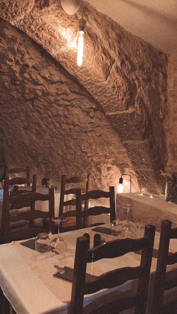 Petit restaurant de 28 couverts dans une salle voûtée avec pierres naturelles et 28 couverts dans un patio Parking en face gratuit