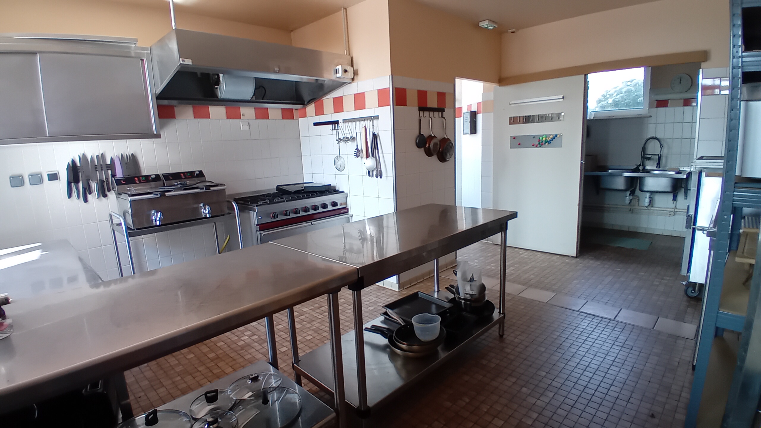 Opportunité unique au sein du charmant et dynamique village de Saint-Jean-des-Bois (Orne).
Vous rêvez de gérer un commerce de proximité convivial, vivant et ancré dans la vie locale ? La commune de Saint-Jean-des-Bois cherche son futur exploitant pour faire vivre ce lieu de rencontre indispensable aux habitants.
Un village animé et accueillant
Situé en plein cœur du magnifique bocage normand, Saint-Jean-des-Bois est une commune chaleureuse et très animée. Le commerce bénéficie d'une clientèle locale fidèle et d'un afflux de visiteurs grâce aux événements annuels du village :
•	Le vide-grenier annuel
•	Le traditionnel et convivial repas champêtre de la Saint-Jean
•	L’apéro concert
•	Le passage de touristes et amoureux de la nature

Des locaux fonctionnels, équipés et fraichement repeint
Le bâtiment offre une excellente configuration avec 3 espaces distincts, cloisonnés mais entièrement communicants pour faciliter le service :
•	Le coin Épicerie : Prêt à l'emploi avec tous ses rayonnages et réfrigérateurs déjà installés.
•	Le coin Bar : Un espace convivial pour les cafés du matin et les moments de partage.
•	La salle de Restaurant : Un bel espace lumineux pouvant accueillir environ 60 couverts, idéal pour les repas ouvriers, les familles ou les banquets.

Conditions financières très attractives
Pour vous permettre de lancer sereinement votre activité, les conditions de location sont très avantageuses :
•	Loyer mensuel des murs : 550 € HT
•	Location de la Licence IV : 50 € / mois TTC
Ce lieu est parfait pour un couple de professionnels, un chef cuisinier ou un entrepreneur dynamique souhaitant s'investir dans la vie d'un village normand.

Locaux disponibles immédiatement.

Contact
Pour tous renseignements supplémentaires, vous pouvez contacter la mairie de Tinchebray Bocage au 02 33 66 60 13 ou au 06 24 47 47 81.