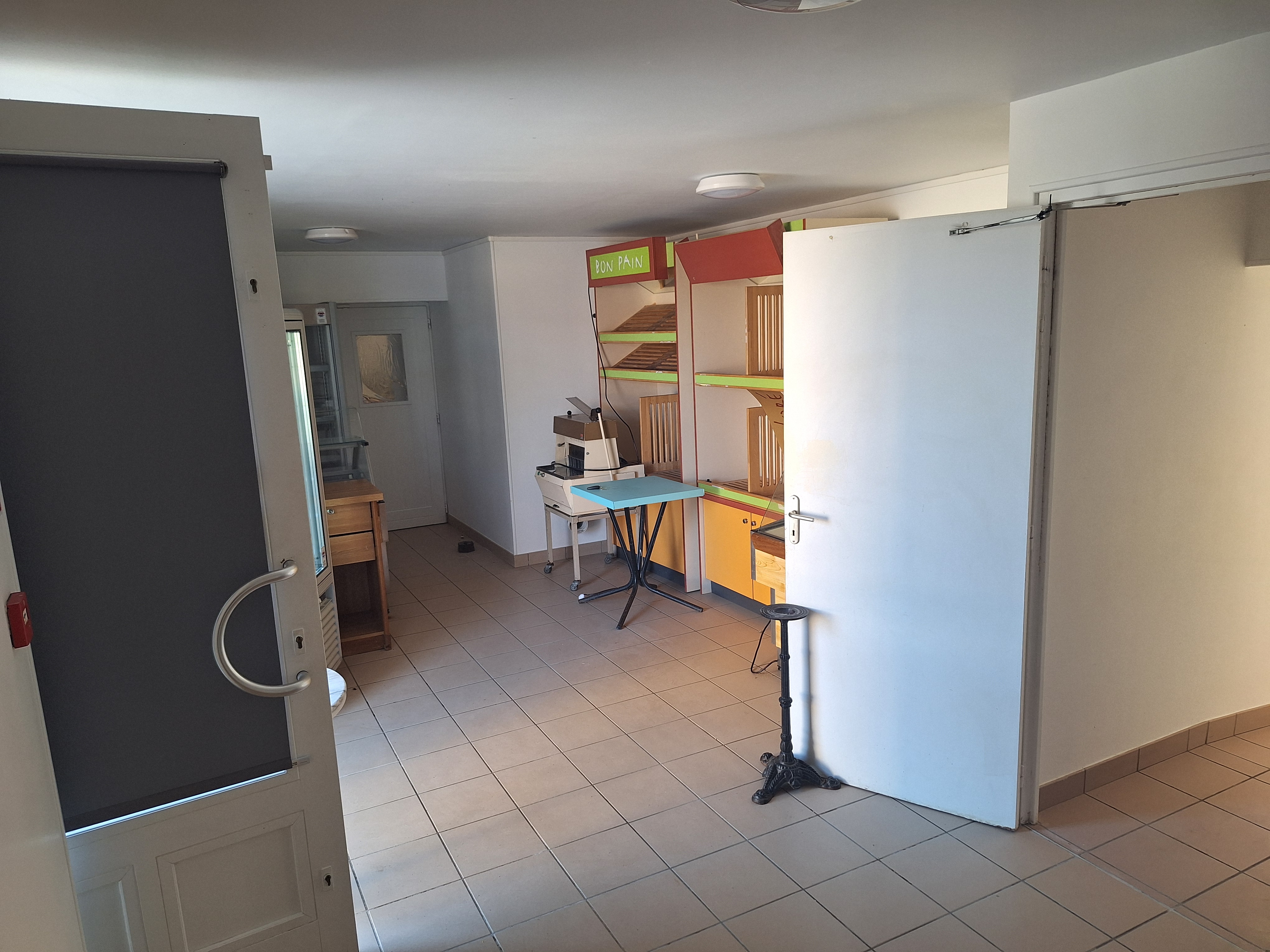 Recherche pour la commune de Le Bouchaud (Nord Allier, limite LOIRE et SAONNE ET LOIRE) :

Un ou une boulanger(e) avec possibilité d’un commerce multiservice OU dépôt de pain avec multiservice.

Haut potentiel : seul commerce de proximité dans un périmètre de 15km alentour.

Matériels disponibles : four (alimentation fioul), pétrins (un grand et un petit), chambre de pousse, chambre froide et divers matériels.

Boutique donnant sur la rue principale du village, face à la mairie.

Un logement attenant à la boutique est disponible. Il comporte :
- RDC : cuisine, séjour, salle d’eau.
- A l’étage : 3 chambres un 1 bureau.
Surface du logement 110m².

Deux garages + dépendances. Jardin de 2000m²
Chaudière au fioul.

Loyer :
- local professionnel : 250 euros HT.
- logement : 250 euros + 35 euros de charges.

Plus de photos sur demande.
Contact UNIQUEMENT par mail : mairie@lebouchaud.fr