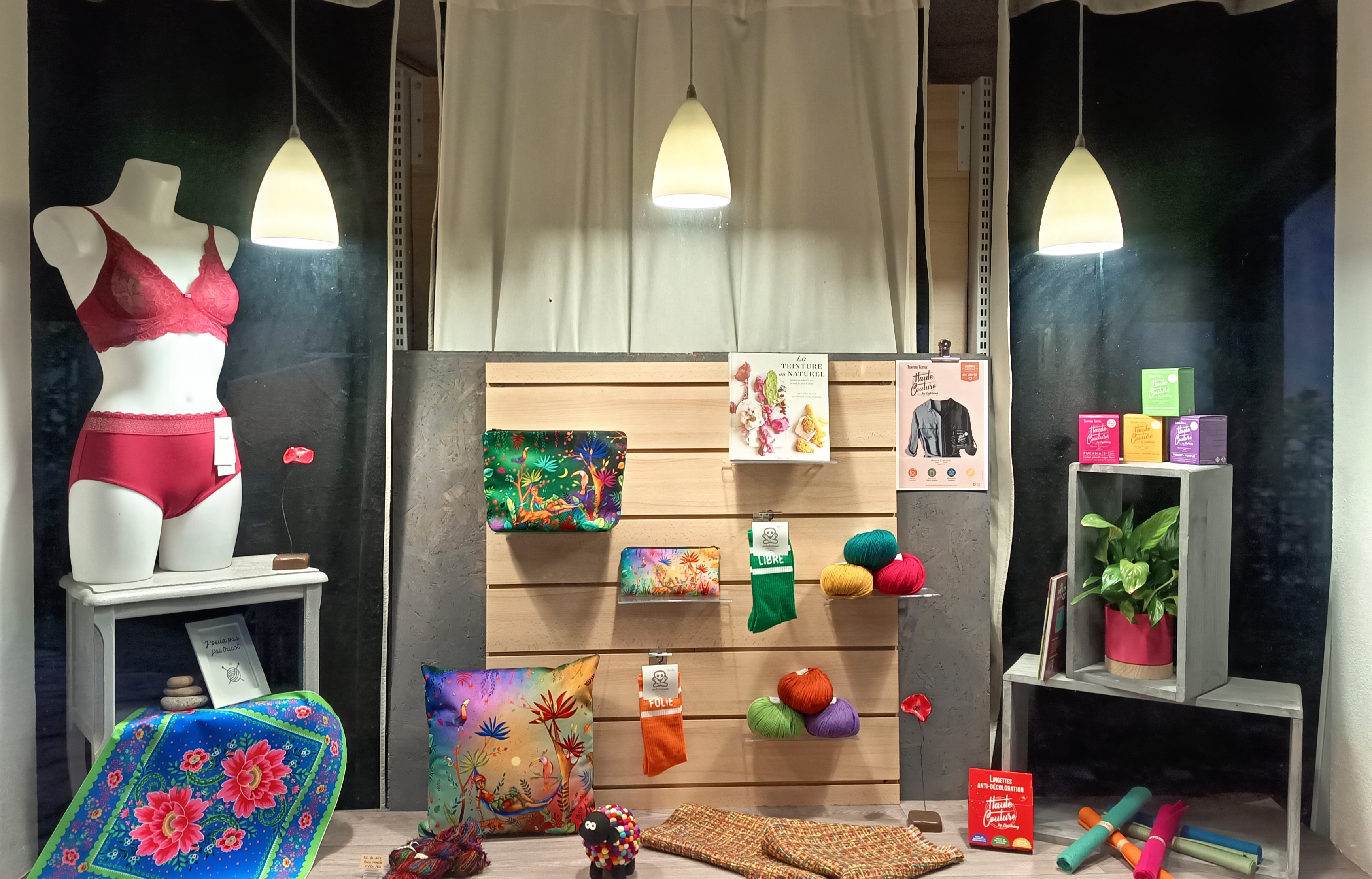 A céder, un commerce de mercerie, laine, lingerie situé dans une ville de 2000 habitants, au cœur des Cévennes. 
La boutique bénéficie d’un emplacement privilégié, facilement accessible en voiture comme à pied, avec une excellente visibilité grâce à ses trois vitrines.
Cette affaire est idéale pour une personne. Il n’y a pas de salarié en poste.
Unique mercerie dans un rayon de 30 kms. L’activité qui s’est développée au cours de ces dix dernières années présente encore de réelles perspectives de développement, que ce soit par l’élargissement de la gamme, l’organisation de nouveaux ateliers ou le développement d’une offre en ligne. Le chiffre d’affaires (85 000€) est stable.
La clientèle locale, en recherche de conseils personnalisés, est complétée par une clientèle touristique en période estivale.
Le local comprend une surface commerciale de 50 m², un espace dédié à l’atelier de 10m², une réserve de 10 m² et une cabine d’essayage.
Le cédant pourra accompagner le repreneur lors du démarrage de l’activité.

Bail commercial : 563 € TTC /mois
Vente du fonds de commerce : 25 000 €