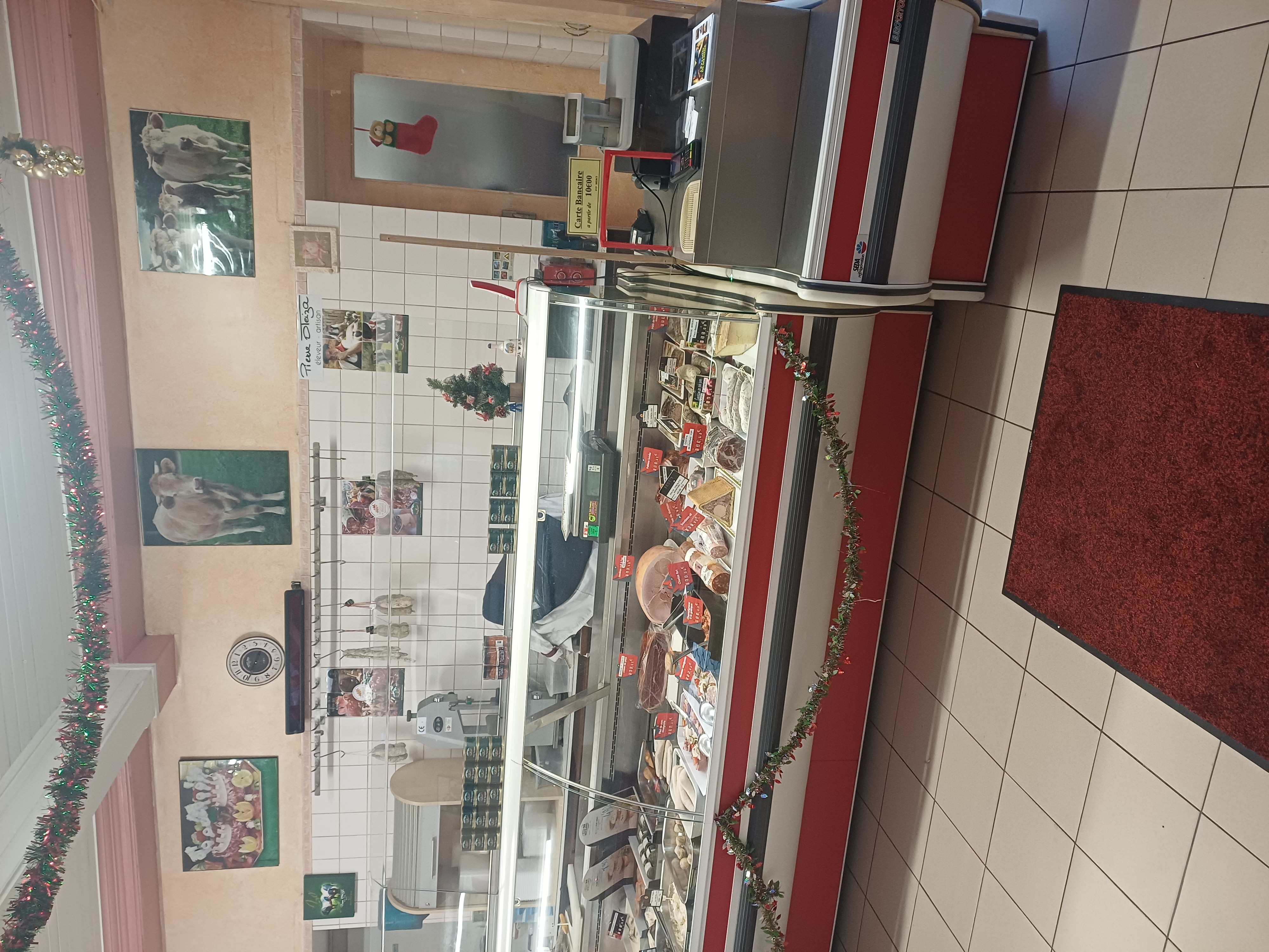 Cause retraite vend boucherie charcuterie pour un couple ou plus  en plein centre du marché le samedi le ca demande qua évoluer