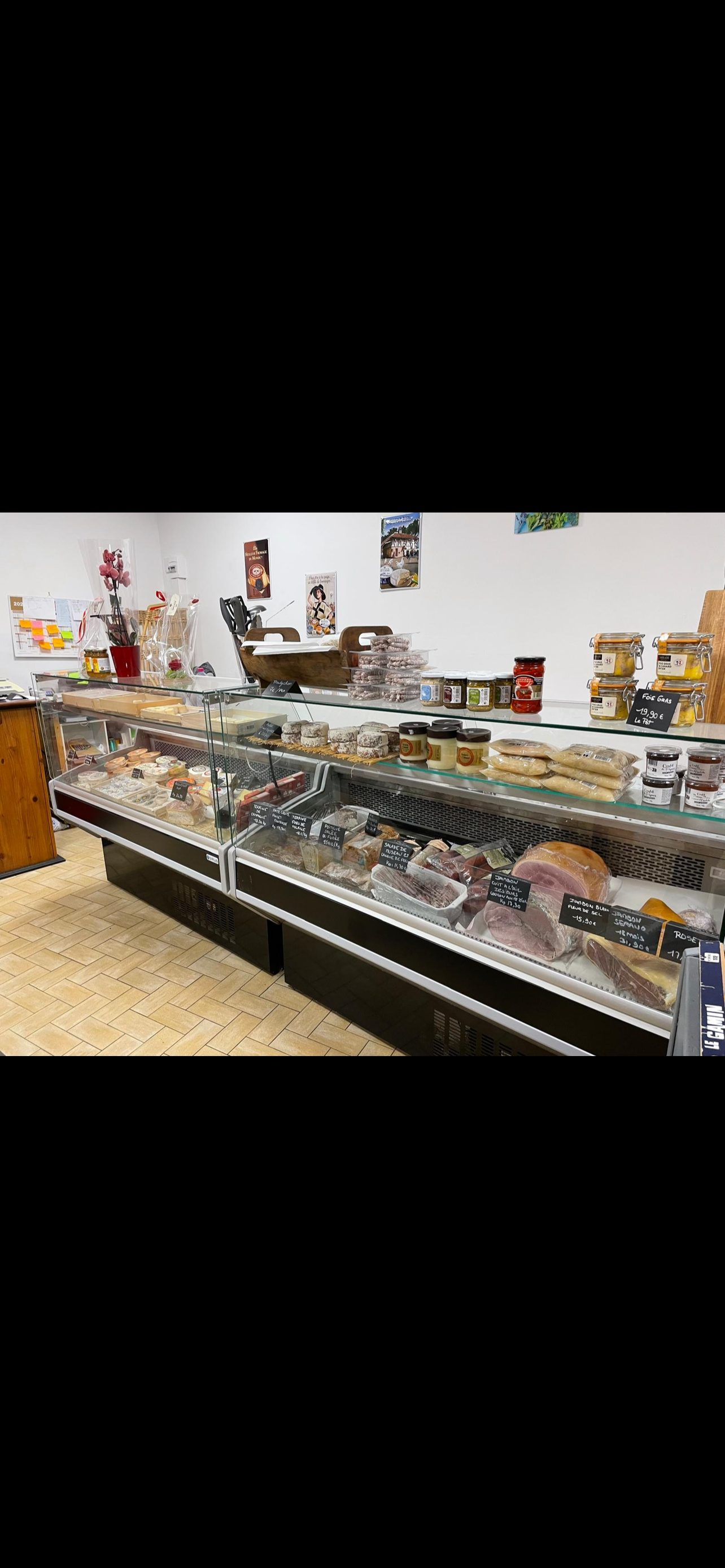 L’épicerie des pierres dorées est située à Charnay, un village pittoresque du beaujolais dans le Rhône.
Nichée sur la place du château elle bénéficie d’un cadre authentique au cœur de la région des pierres dorées réputée pour ses paysages vallonnés et ses bâtiments en pierres dorées.
Entourée de vignes et imprégnée d’un riche patrimoine historique, elle est également proche de Lyon (environ 30 km) attirant aussi bien les habitants locaux que les visiteurs en quête de produits du terroir et d’une ambiance typiquement beaujolaise.
L’épicerie dispose d’un emplacement privilégié dans un village dynamique de plus de 1000 habitants et de plusieurs commerces( bar, tabac,presse restaurants,boulangerie, coiffeur pôle santé etc…
Le fonds de commerce est exploité en tant qu’épicerie mais possibilité de transformer le local en autre type de commerce selon votre projet.
Une opportunité rare avec un loyer très bas.