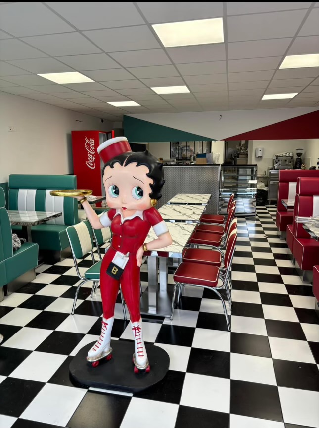 Dans un village historique de 1800 habitants , ou il y a boulangerie, boucherie, carrefour, fleuriste, banque, poste, coiffeur, école maternel, primaire, collège et lycée .
 Village situé à égale distance des villes de Rochefort sur mer (23092 hab.) , Saintes (2512 hab.), Royan (19568 hab.)
 Fond de commerce à vendre actuellement crêperie originale mais pouvant être exploiter différemment.
Local entièrement équipé et conforme, matériel professionnel inclus, salle de 32 places.
prix du loyer 800 € HT mensuelle 
Prêt a travailler immédiatement, aucun travaux à prévoir.
Me contacter pour de plus amples renseignements.