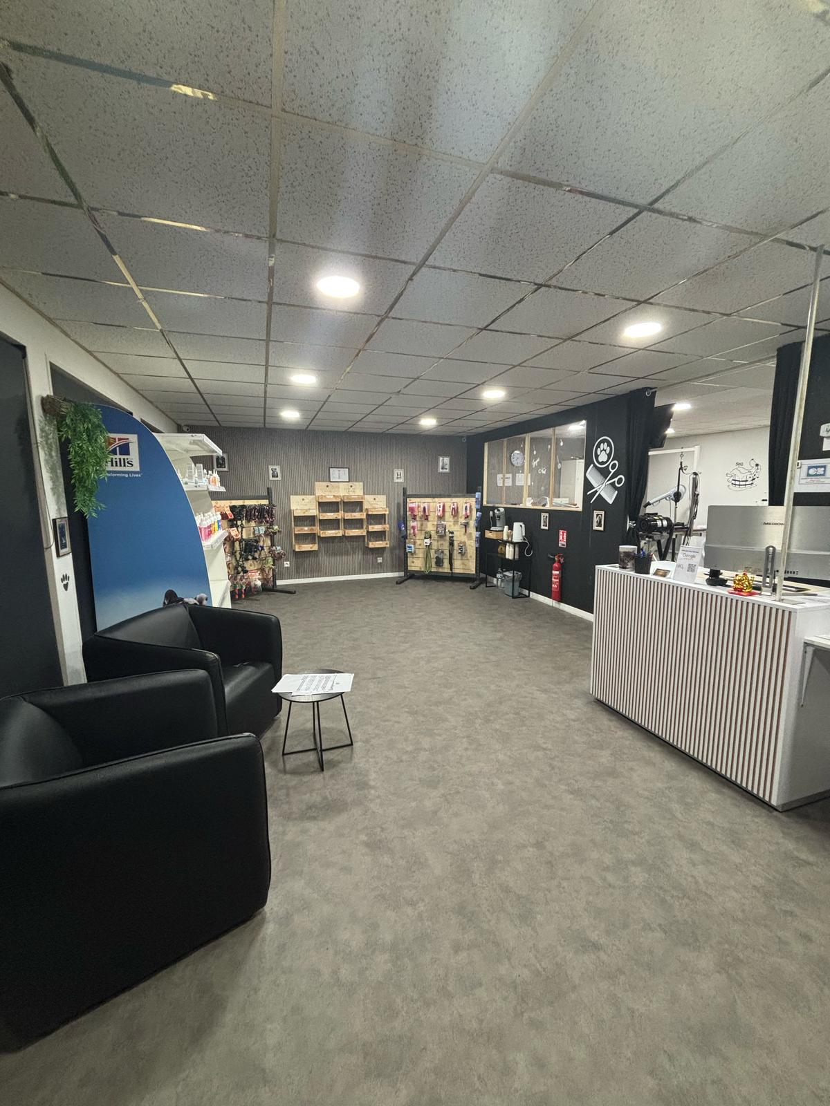 Fonds de commerce 
Salon de toilettage 
Balnéothérapie et chromothérapie 

Avec reprise du bail location accession restant 2 ans, puis possibilité d'acheter les mûrs 120400€ au bout de 2 ans.

Idéalement situé à côté d'un  parking, près de la mairie et du collège, aucune concurrence à moins de 15 km autour.

Le bâtiment poser sur un terrain d'environ 600 m2 se compose :
sur 120 m2, séparer en deux, dont une partie commerce de 65m2 et d'une autre partie en logement F2 d'environ 55 m2 
Le tout sur un sous-sol total accès garage.


La partie commerce :

Le fond de commerce et vendu tel qu'il est actuellement.
le stock, le matériel, la décoration, enseigne, panneau publicitaire. 
Un fichier clientèle d'environ 3 à 400 clients réguliers, la partie commerce est composé de deux parties une magasin accueil espace de vente aux normes PMR et une porte à ouverture automatique. 
De l'autre espace de travail avec verrière pour les clients. 

Le salon est  clés en main aucun matériel supplémentaire nécessaire.

La partie appartement:

Composer d'un F2, 
Propriétaire actuel flexible, peut autoriser sous location.
Porte d'entrée séparée
Entrée salon cuisine ouverte 25M2
1 chambre avec placard 16M2
1 SDB/WC 15M2
Les convecteur chauffage wifi sont neuf
1 accès sous-sol 
1 accès magasin (possible de condamner) 
1 portail accès voiture extérieur 

Tout le bâtiment est aux normes :
Incendie (alarme,détecteur, extincteur).
Electrique installation neuve (compteur séparé) 
eau (compteur séparé) et deux ballons d'eau chaude.
Sécurité bâtiment sous alarme et vidéo surveillance

Loyer actuellement mensuel : 1500€
Décomposer en loyer 1200€
Avance accession 300€

Montant total des charges fixe mensuel : 2510€
Deux dernier CA MENSUEL: 
Mars 2886€ avec 55 sur 105 possible
Avril 4760€ avec 85 sur sur 115 possible

Chiffres en constante augmentation avec la fermeture des concurrence à 15 km et plus

Prix fonds du commerce
30000€

Autres photo et visite sur rendez-vous