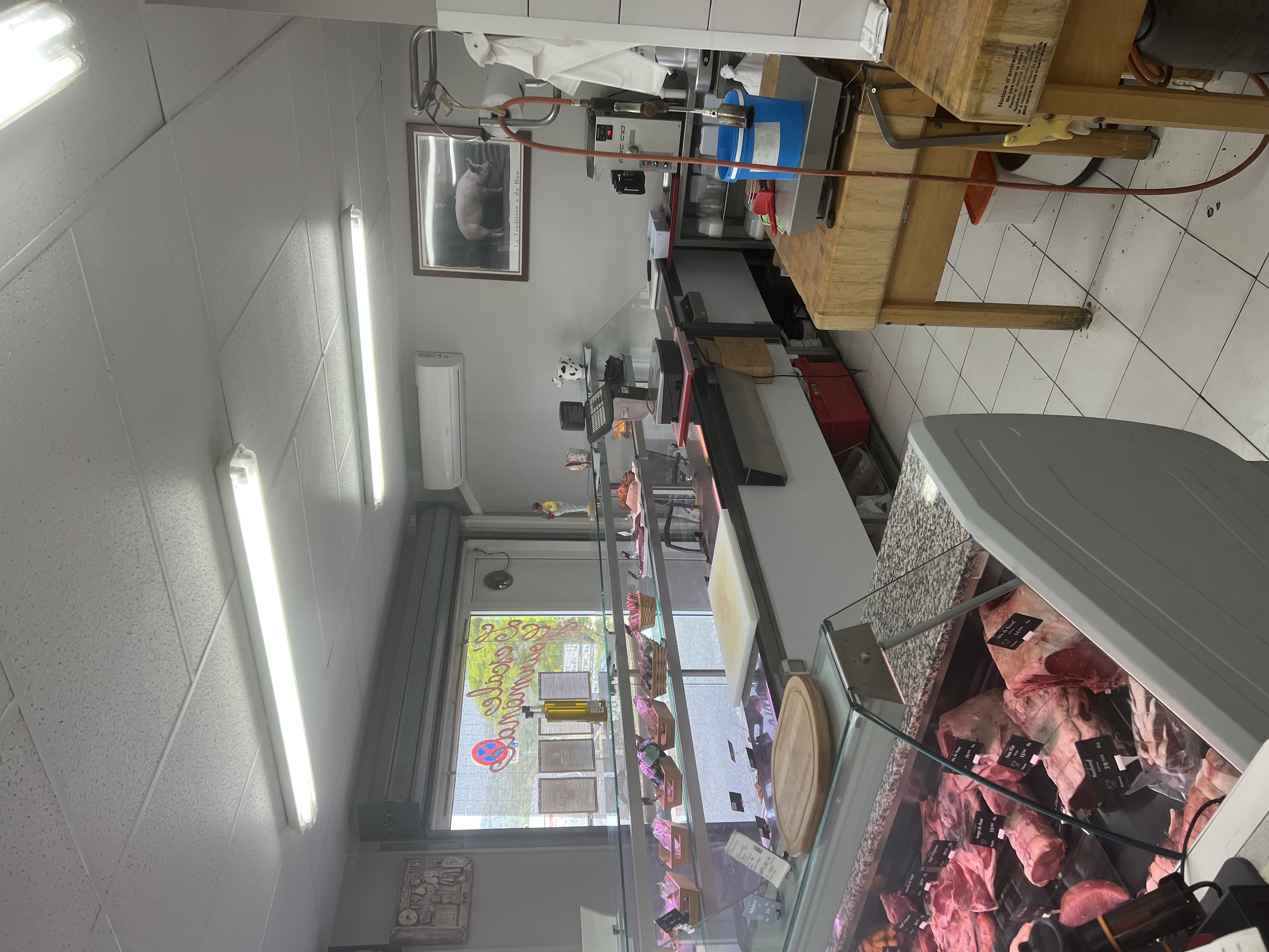 6.15 mètres de vitrines en 3 sections 
Machines à sous vide 
Scie electrique
Poussoir hydraulique 
Toucan 40 L 
Trancheuses à jambon neuf chambre froide neuf 
2 groupes extérieurs neuf (  vitrine et chambre froide )
Pas de concurrence 15 km autour 
Très bon état général