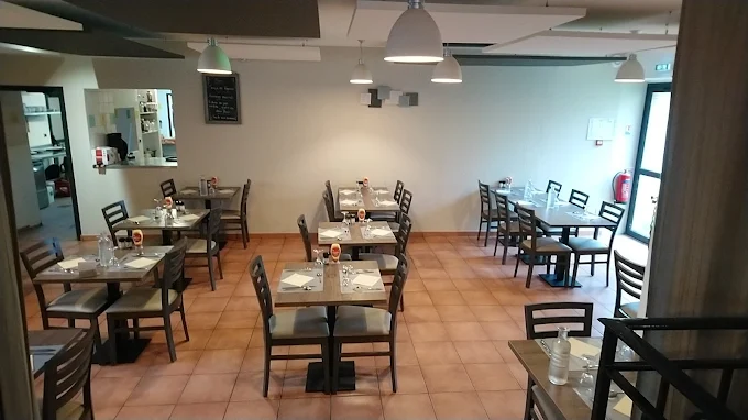 A LOUER BAR-RESTAURANT A LACROPTE,COMMUNE RURALE DE 700 HABITANTS, SITUE AU CENTRE DU BOURG ET EN FACE D'UNE FUTURE BOULANGERIE. CAPACITE DE 50 COUVERTS ENVIRON
POTENTIEL DE CLIENTELE IMPORTANT.
APPARTENANT 3 CHAMBRES ET GRANDE SALLE A L'ETAGE.
NOUS SOMMES A VOTRE DISPOSITION POUR TOUTES VOS QUESTIONS