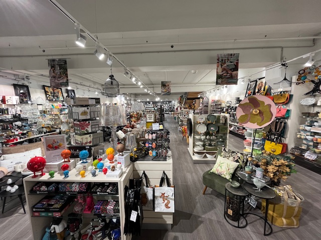 A reprendre dans une ville de 12000 habitants chef-lieu de département, boutique commerce divers, cadeaux, art de la table et aménagement de la maison. L’établissement se situe dans une galerie marchande très emprunté des clients. 3 à 4 ETP. 
Vente du fonds de commerce : 140 000€ 
Murs à la location : 42 000€ HT/an hors charges