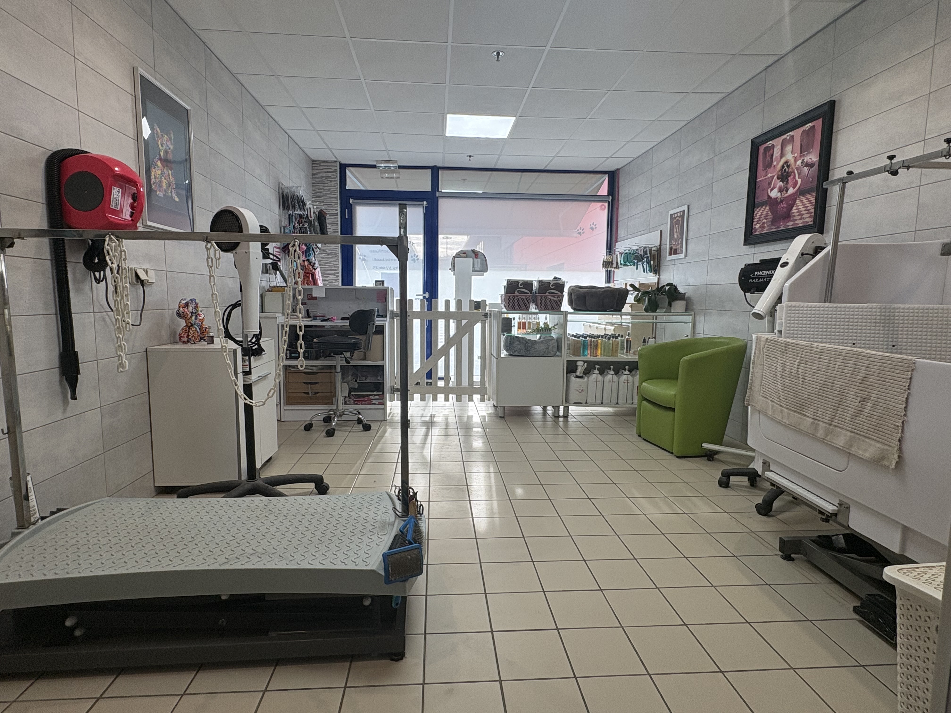 Opportunité clé en main à saisir !

À vendre, un salon de toilettage canin, idéalement situé à Souillac. 
Affaire saine, parfaitement équipée et prête à être reprise immédiatement sans aucun investissement à prévoir.

Les Atouts du Local & Emplacement
- Emplacement #1 : situé dans la zone du principal supermarché de la commune
- Surface : 28 m² optimisés et fonctionnels.
- État du local : Très bon état, entièrement rénové en 2022.

Équipements récents :
- Grande vitrine lumineuse et porte vitrée.
- Climatisation réversible.
- Store banne électrique récent (installé il y a 6 mois).
- Toilettes aux normes PMR / espace de stockage.
- Petit coin cuisine aménagé.
- Conditions du bail : loyer de 615,60 € / mois.
- Matériel & Équipement Professionnel (Prêt à travailler)

Le salon dispose de tout le matériel nécessaire, récent et en parfait état de fonctionnement :
- Table électrique de toilettage (5 ans).
- Baignoire électrique en résine.
- 2 pulseurs & 2 séchoirs professionnels.
- Lave-linge.
- Meuble de caisse et meubles d'agencement/vitrine.

Conditions Financières
Chiffre d’affaires actuel : 35 500 € (activité ouverte du mardi au samedi sur 12 mois).
Prix de vente demandé : 35 000 €