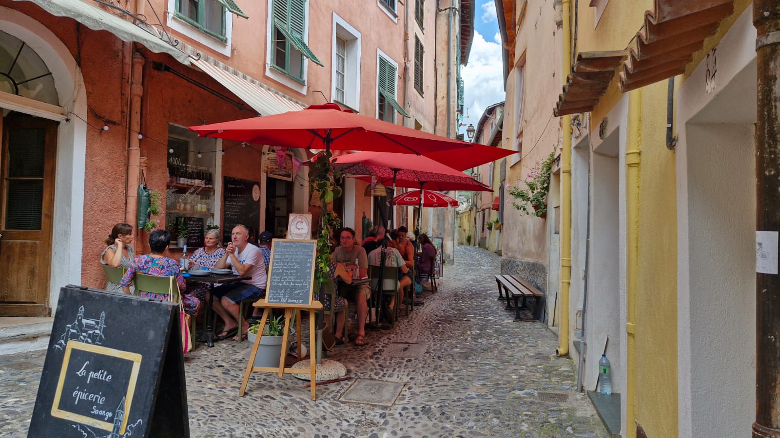 Pour raison de santé, cède fond de commerce d'un restaurant traditionnel qui est également la cantine scolaire de l'école du village.
Le restaurant bénéficie d'une bonne notoriété auprès de la clientèle locale et touristique.
Le restaurant est situé au centre du village labellisé plus beau village de France.
La capacité est de 35 couverts à l'intérieur et 25-30 couverts en terrasse.
Idéal pour couple ayant des compétences en restauration, dynamique avec le sens de l'accueil et du service.