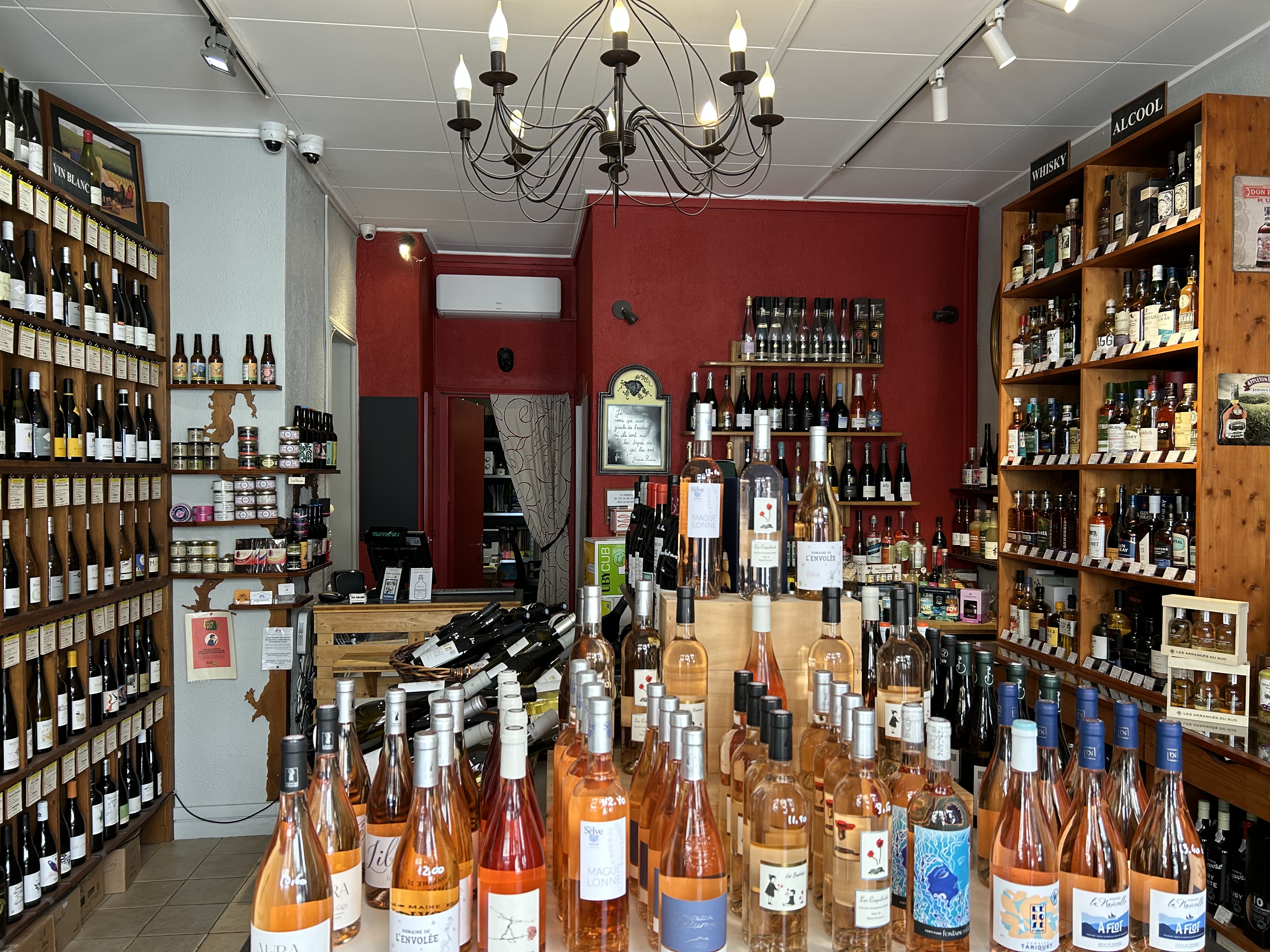 À saisir, emplacement de qualité à Oullins près de Lyon (10mn en voiture), à proximité immédiate de la Grande Rue, principal axe commerçant de la commune bénéficiant d'un fort passage piéton et d'un environnement dynamique.

Belle boutique lumineuse d'une surface commerciale d'environ 43 m², offrant une agréable visibilité grâce à sa large devanture vitrée et sa belle vitrine.

Le local dispose également d'une réserve de 11 m² comprenant des toilettes et un point d'eau, pour une surface totale d'environ 54 m².

🔑 Conditions de reprise du DROIT AU BAIL:

Bail 3-6-9 (2021)
Activité actuelle: Caviste,
Déspécialisation ouverte permettant l’installation de nombreuses activités (hors restauration).

Loyer annuel : 8 064 € HT et HC (montant très modéré pour ce secteur hyper centre


✨Cet emplacement conviendra parfaitement à :

• Commerce de détail
• Prestations de services
• Professions libérales
• Activités médicales et paramédicales
• Agences et bureaux recevant du public


✨ Les grands atouts :

• Emplacement recherché à proximité immédiate de la Grande Rue
• Secteur commerçant dynamique
• Belle visibilité
• Local lumineux
• Vitrine attractive
• Réserve avec sanitaires et point d'eau
• Nombreuses possibilités d'exploitation

Droit au bail à 79 000 € HT.