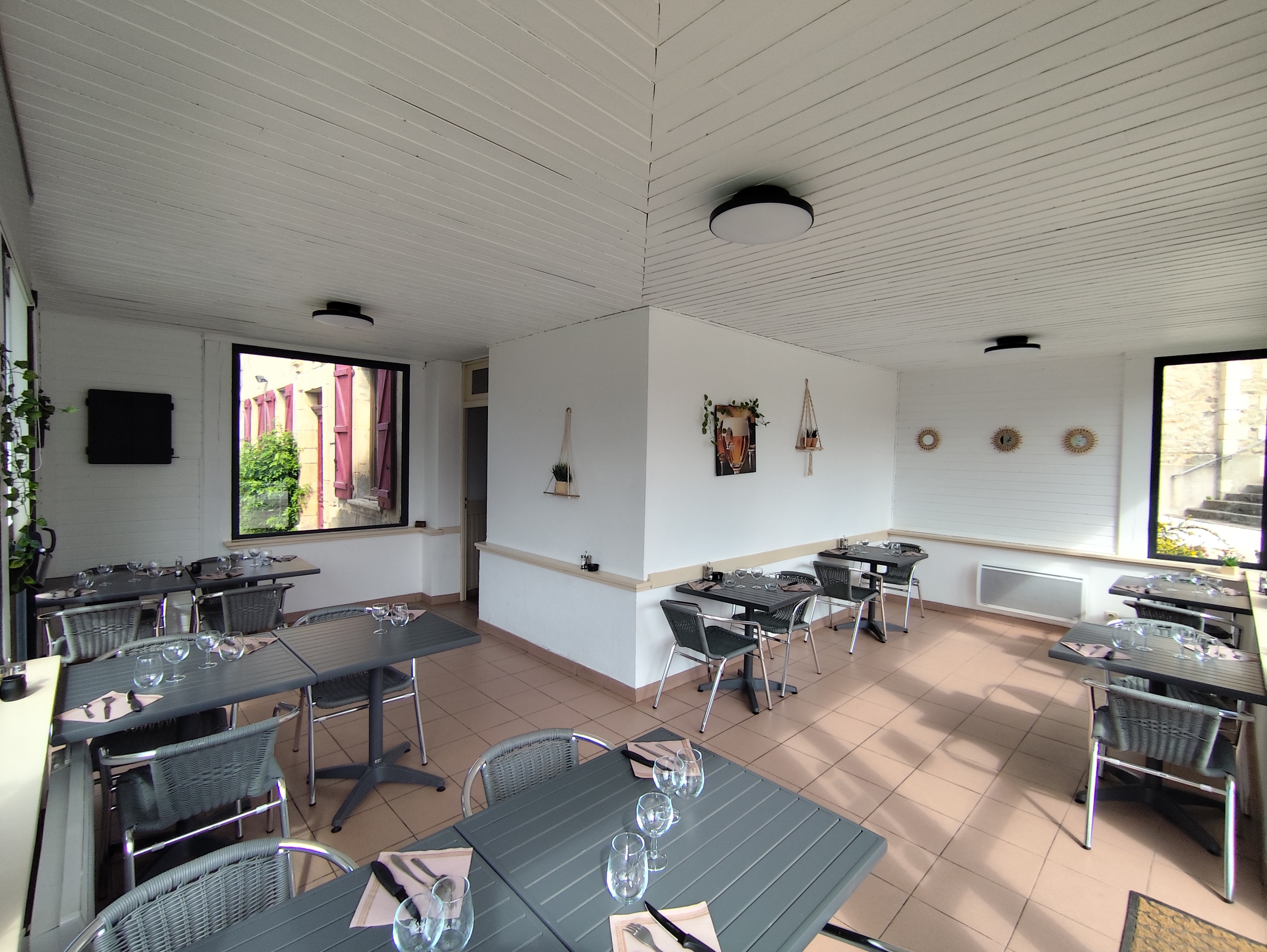 Vend  fond de commerce d'un bar restaurant dans un village typique de l'Aveyron.
Ancien presbytère, cet établissement plein de charme, rafraîchit en 2024 situé dans une commune dans l'axe entre Rieupeyroux et Villefranche de Rouergue.

Cet établissement a une capacité d'accueil de 70 couverts a l'intérieur, ainsi qu'une véranda, plus une terrasse a l'avant et un jardin pourvant accueillir une trentaine de couverts.
Parking gratuit en face.

Il se compose d'une véranda, d'un espace bar, d'un hall d'entrée qui dessert un WC au norme PMR et une grande salle de réception.
Une cuisine équipée, un espace plonge et une réserve complètent ce bien .
Licence IV.

Pour plus d'informations, n'hésitez pas a nous contacter par téléphone 
Aux horaires suivantes : du mardi au samedi de 8h30 à 14h et de 17h30 a 20h.