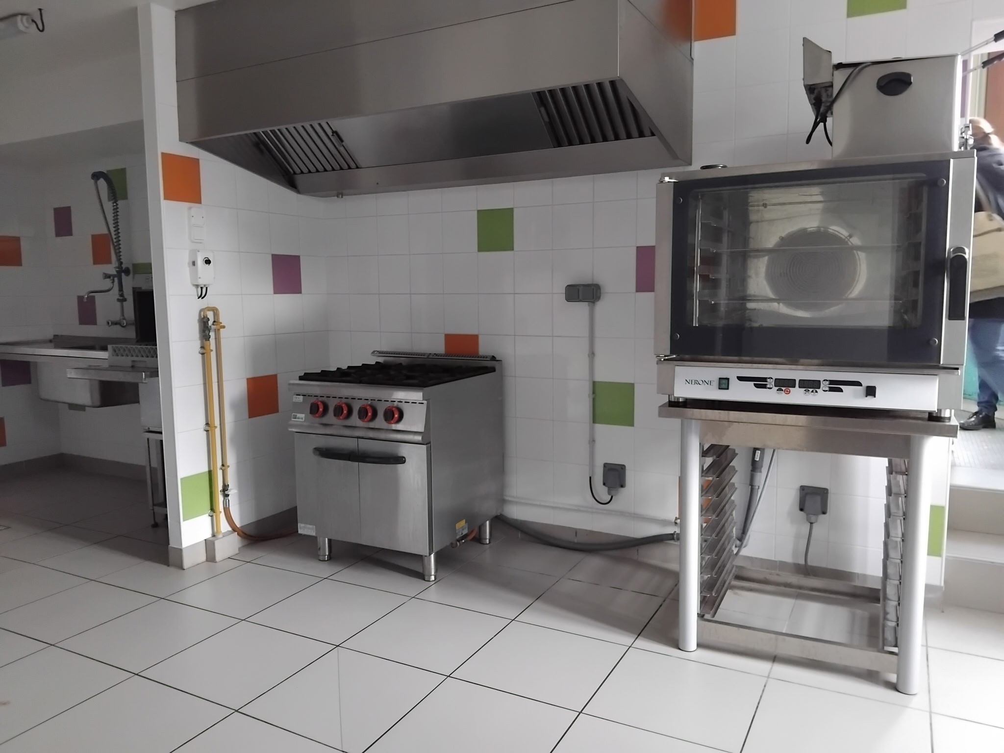 En cœur de bourg, le long de la RD996 reliant l’Allier au sud-Est de la Creuse.  L’emplacement est facilement identifiable et accessible, avec un passage régulier lié à la traversée du bourg et à la circulation locale.
L’activité est entièrement à imaginer !

Le bâtiment permet de développer :
· Une activité de bar de proximité ;

· Un restaurant ou toute forme de restauration (traditionnelle, locale, événementielle, thématique, cuisine du terroir, restauration de groupe) ;

· Une activité d’hébergement touristique (maison d’hôtes, gîte, accueil de randonneurs, hébergement familial, résidence de tourisme) grâce aux espaces disponibles aux étages ;

 · Une activité mixte et polyvalente associant restauration, événementiel, hébergement, animations culturelles ou activités de loisirs ;

· Toute initiative complémentaire au dynamisme local (espace coworking, brunchs, ateliers culinaires, soirées thématiques…).

Le bâtiment offre une configuration exceptionnelle pour un projet complet ou pluriel :

- Espace bar d’une capacité de 10 couverts ;

- Cuisine professionnelle entièrement équipée (liste des équipements sur demandes);

- Grande salle de réception pouvant accueillir entre 80 et 100 couverts ;

- Deuxième salle avec véranda, capacité 20 à 25 couverts ;

- Hébergement potentiel avec deux étages comprenant :

 => 5 chambres au premier étage,

=>  3 chambres au second étage ;

- Appartement indépendant, idéal pour les gérants ou pour une location complémentaire ;

- Travaux de rénovation à prévoir, avec prise en charge par la mairie du changement des fenêtres et de l’isolation par l’extérieur ;

 

Les modalités de mise à disposition du bâtiments sont flexibles :

- Bail emphytéotique avec possibilité d’achat au bout de 20 ans,

- Ou bail commercial classique.

L’intégralité des équipements de la cuisine sont disponibles à la vente uniquement dans le cadre de la reprise du commerce (possibilité de crédit-bail).


 À propos du territoire :

 Idéalement situé au carrefour du Plateau de Millevaches, de l’ancien bassin minier creusois et du département Marche et Combraille.

Ce territoire rural de 50 communes pour 13 500 habitants est à la fois une porte d’entrée et une vitrine de ce que la Creuse a à offrir.

La commune de Rougnat, située en Creuse au cœur de la région Nouvelle-Aquitaine, offre un cadre de vie rural de qualité, paisible et attractif.

Implantée dans un environnement naturel préservé, elle bénéficie d’un positionnement stratégique entre l’Auvergne et le Limousin, à proximité de centres d’activité comme Évaux-Les-Bains et Auzances.

Son territoire accueille une population locale fidèle et un flux touristique saisonnier lié à la randonnée, à la nature et aux activités de plein air.

 
Les aides économiques disponibles

Lors de la reprise de ce commerce, accompagnés par nos chargés de mission, vous pourrez vous rapprocher de la Région Nouvelle Aquitaine pour candidater à l’obtention d’aides sous forme de subvention pour des investissements matériels.

Les taux et conditions d’éligibilité sont définis selon un règlement d’intervention et peuvent être amenés à varier entre la parution de cette offre de reprise et votre prise de contact. Renseignez-vous auprès de ces organismes.

 Marche et Combraille en Aquitaine via le dispositif ACP :

          - 30% avec un plafond d’aide de 22 500 € avec un montant minimum de   dépenses de 1 500€.

 Région Nouvelle - Aquitaine :

          - 50% maximum avec un minimum de 8 000 de dépenses éligibles.

 Initiatives Creuse :

         - Prêt d’honneur à taux 0, en complément d’un prêt bancaire.