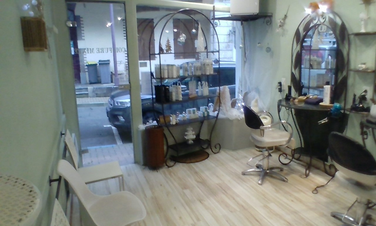salon de coiffure mixte
une employée à temps plein
centre ville